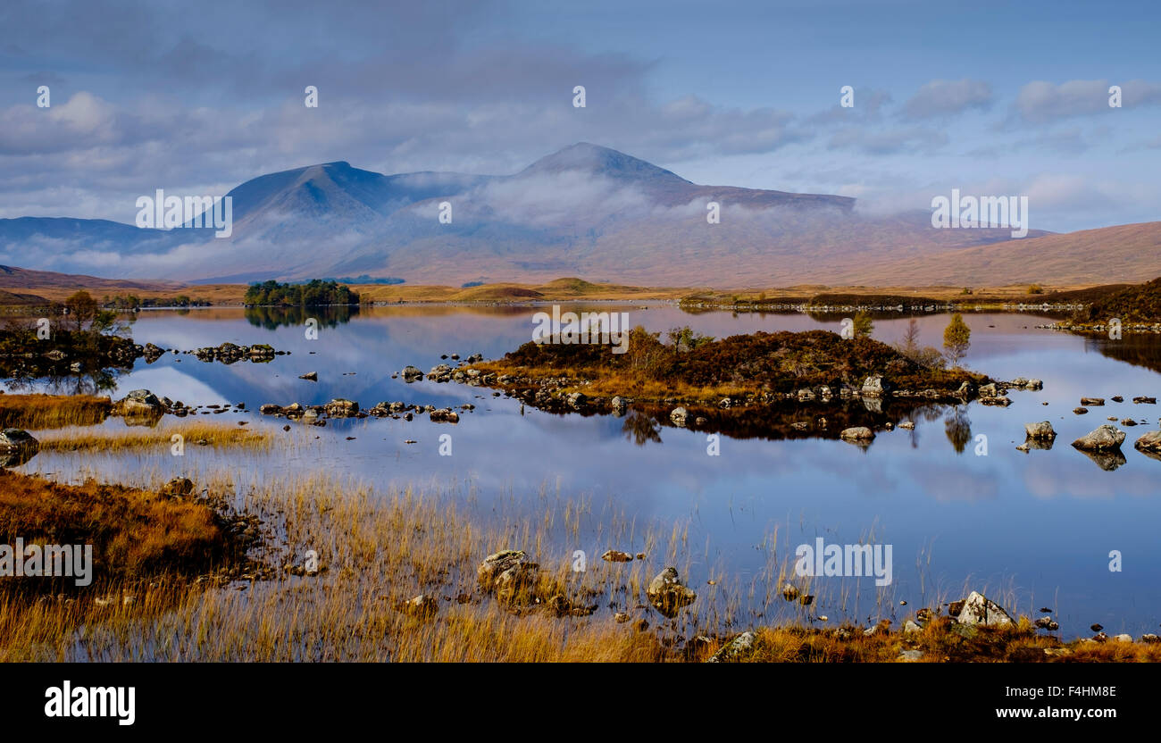 Sur le bord de Rannoch Moor 'Lochan nah-Achaise' dans le premier plan avec les pics d'Ghabhar Leathad Stob et Clach Banque D'Images