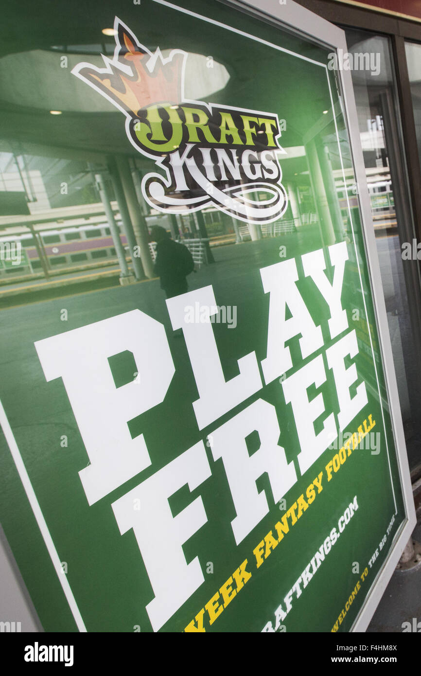 Boston, Massachusetts, USA. 18 Oct, 2015. Les petites annonces de la Boston en ligne base DraftKings site fantasy sports à South Station à Boston, Massachusetts. DraftKings FanDuel et seraient en cours d'examen par le FBI pour déterminer si les paris faits par les utilisateurs en ligne sont en fait considérés comme des jeux de hasard. © Nicolas Czarnecki/ZUMA/Alamy Fil Live News Banque D'Images
