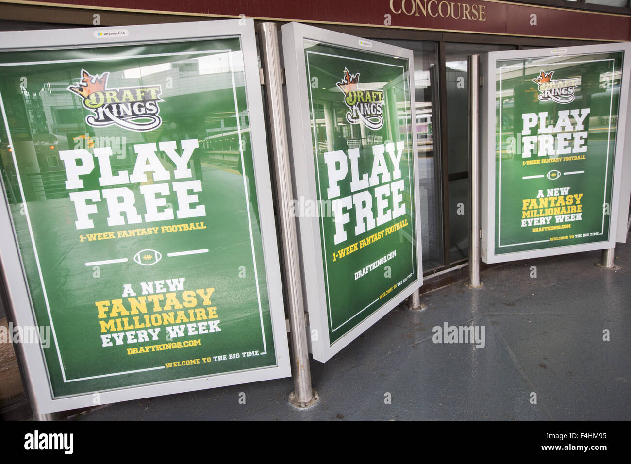 Boston, Massachusetts, USA. 18 Oct, 2015. Les petites annonces de la Boston en ligne base DraftKings site fantasy sports à South Station à Boston, Massachusetts. DraftKings FanDuel et seraient en cours d'examen par le FBI pour déterminer si les paris faits par les utilisateurs en ligne sont en fait considérés comme des jeux de hasard. © Nicolas Czarnecki/ZUMA/Alamy Fil Live News Banque D'Images