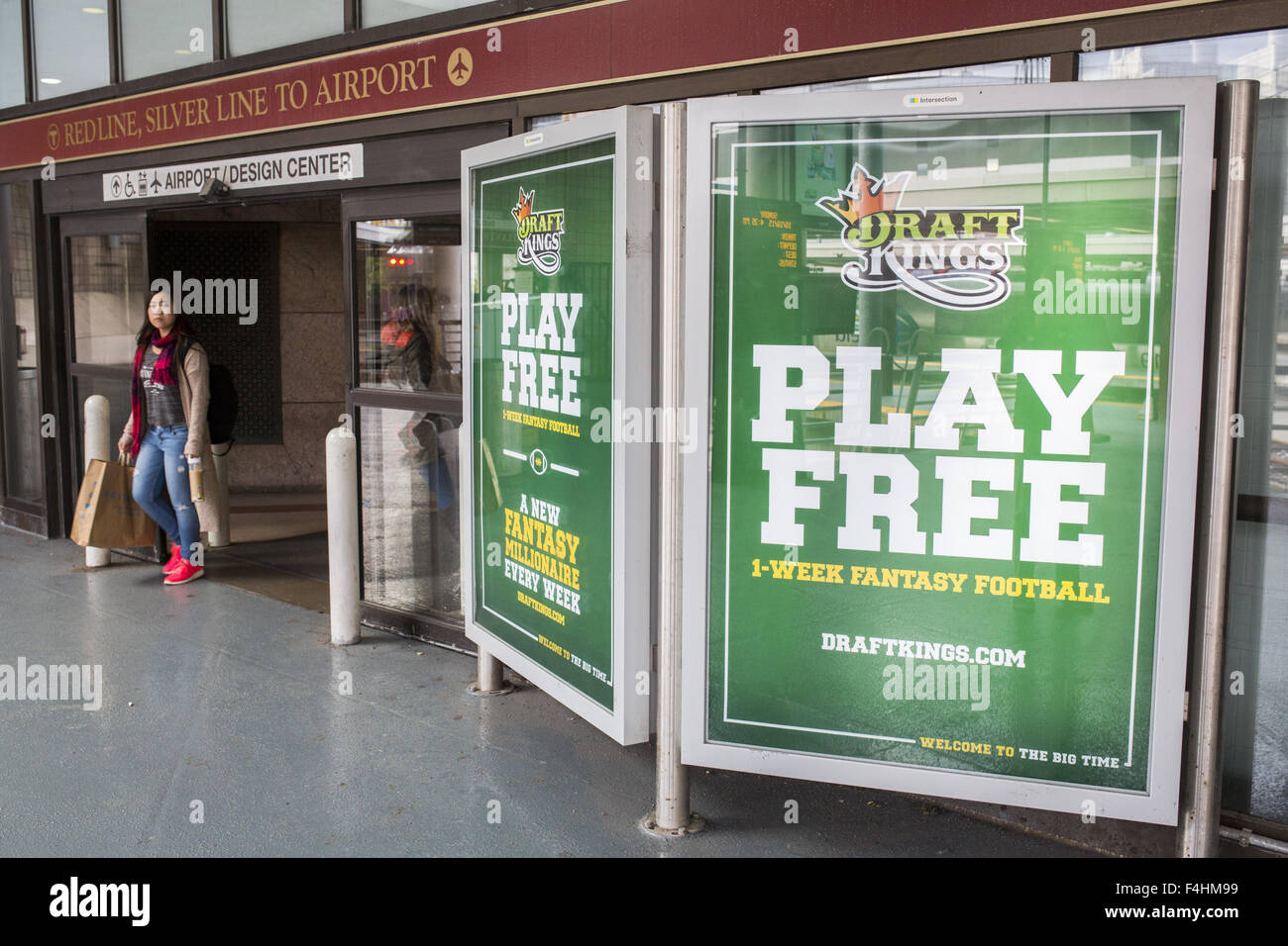 Boston, Massachusetts, USA. 18 Oct, 2015. Les petites annonces de la Boston en ligne base DraftKings site fantasy sports à South Station à Boston, Massachusetts. DraftKings FanDuel et seraient en cours d'examen par le FBI pour déterminer si les paris faits par les utilisateurs en ligne sont en fait considérés comme des jeux de hasard. © Nicolas Czarnecki/ZUMA/Alamy Fil Live News Banque D'Images