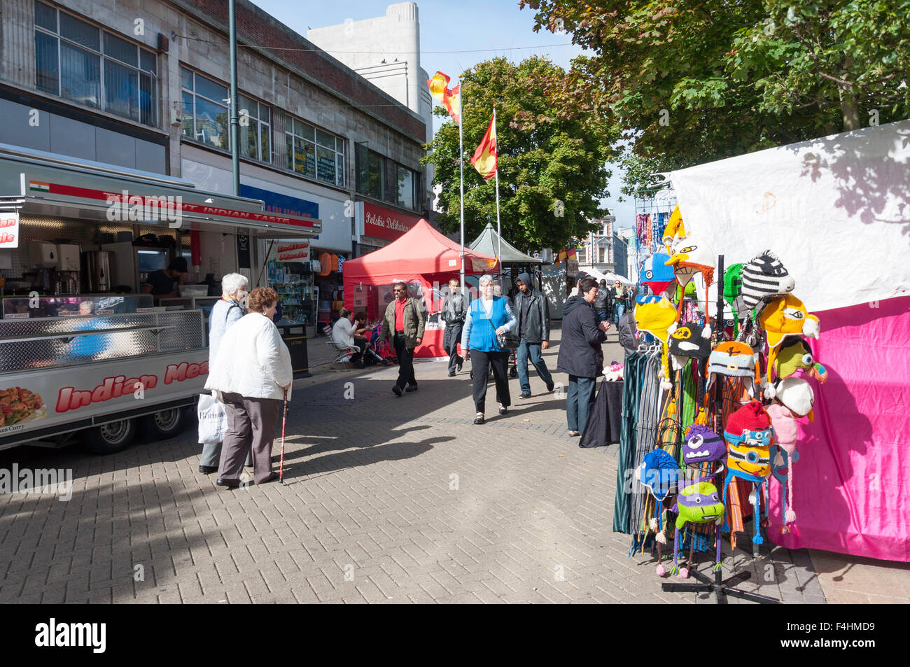 Petit marché alimentaire de la rue, George Street, Luton, Bedfordshire, England, United Kingdom Banque D'Images