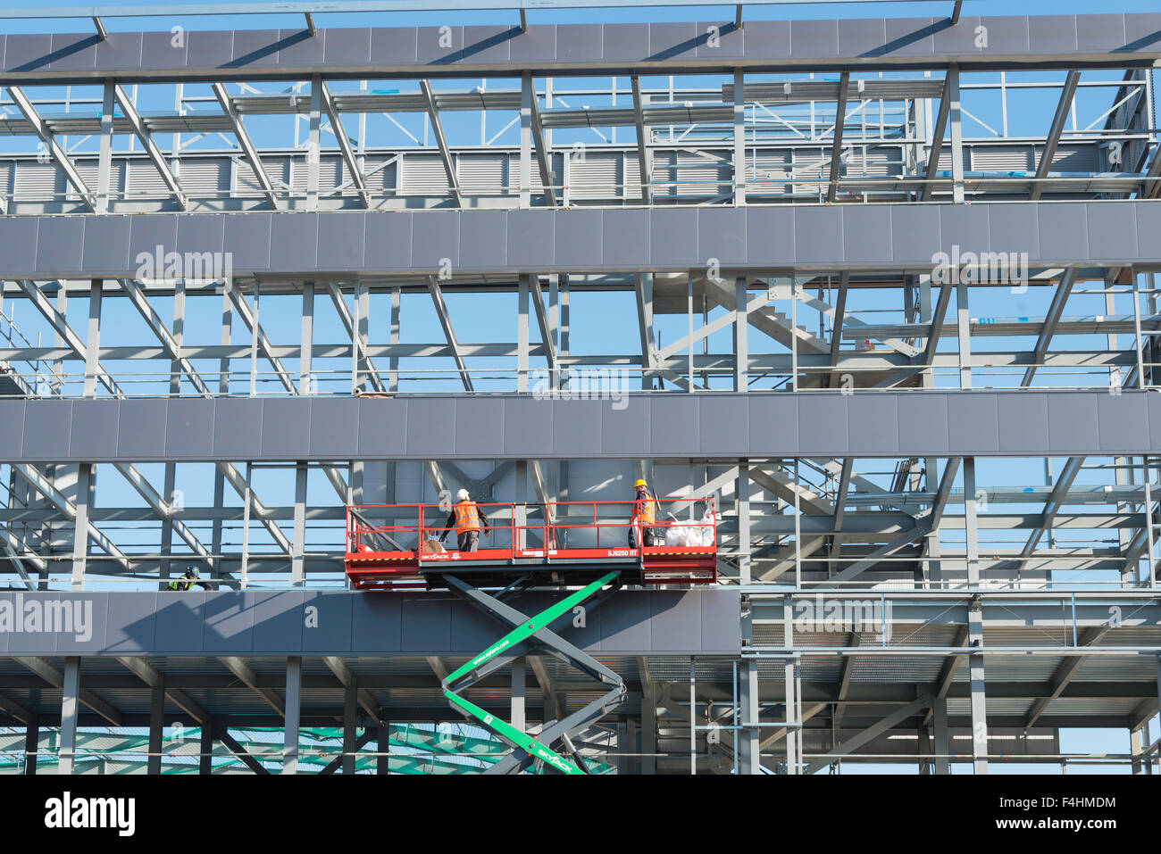 La plate-forme d'accès élévatrice à ciseaux sur chantier, Poyle, Berkshire, Angleterre, Royaume-Uni Banque D'Images