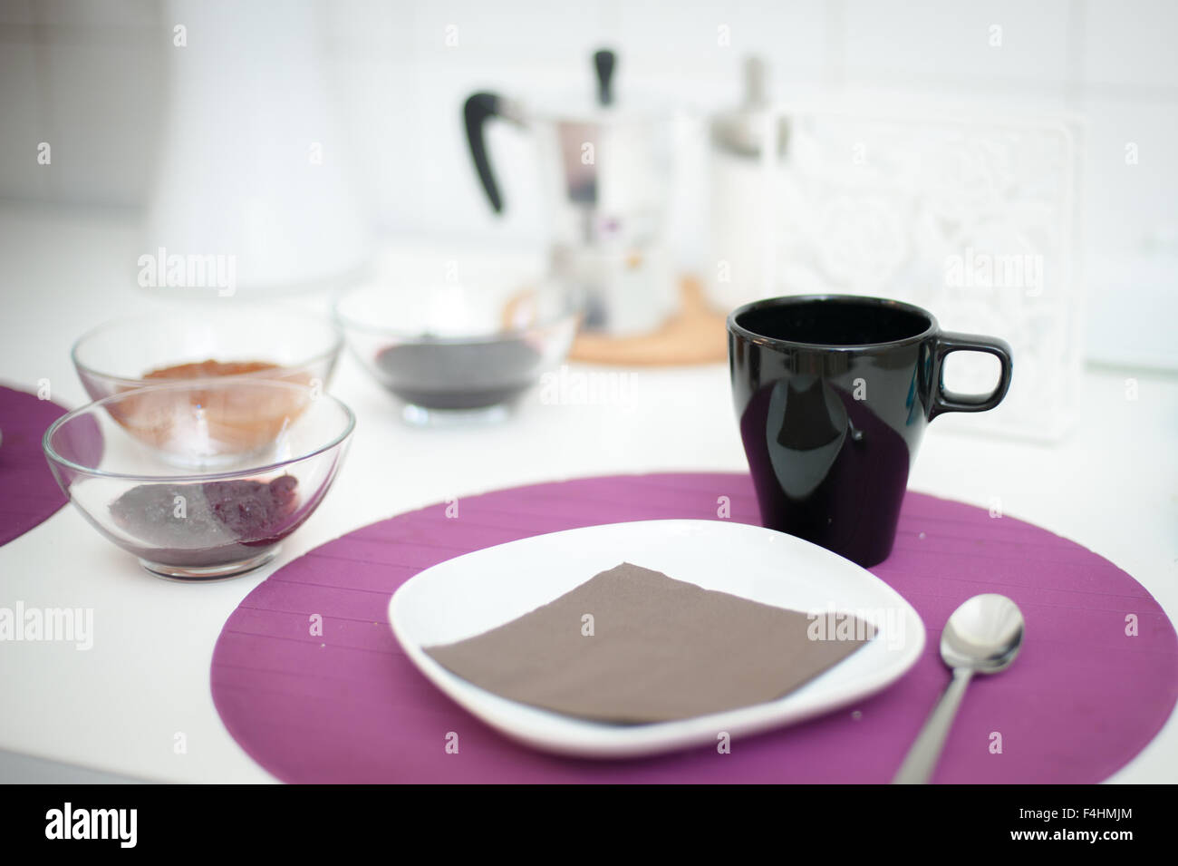 Breakfast set table avec black tasse, selective focus Banque D'Images