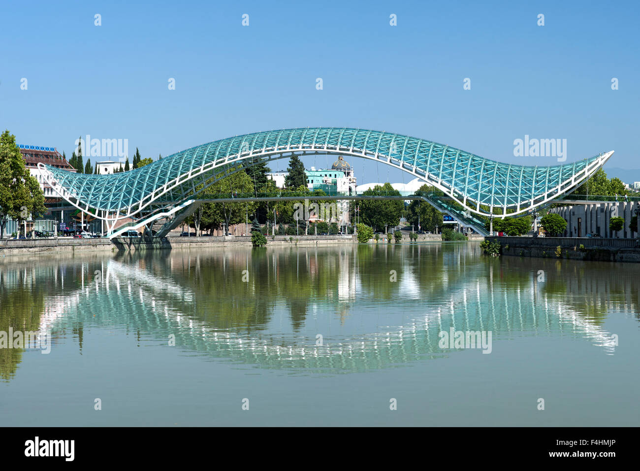 Le Pont de la paix, un pont piétonnier enjambant la rivière Mtkvari / Kura à Tbilissi, capitale de la Géorgie. Banque D'Images