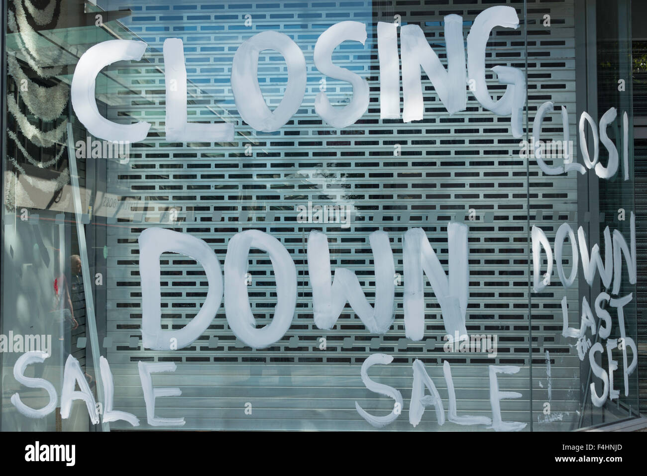 Fermeture signe sur vitrine, Canal Walk, Swindon, Wiltshire, Angleterre, Royaume-Uni Banque D'Images