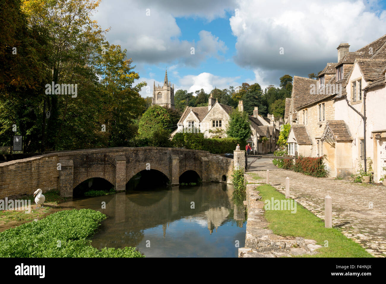 Vue sur le village et la rivière Bybrook, Castle Combe, Wiltshire, Angleterre, Royaume-Uni Banque D'Images