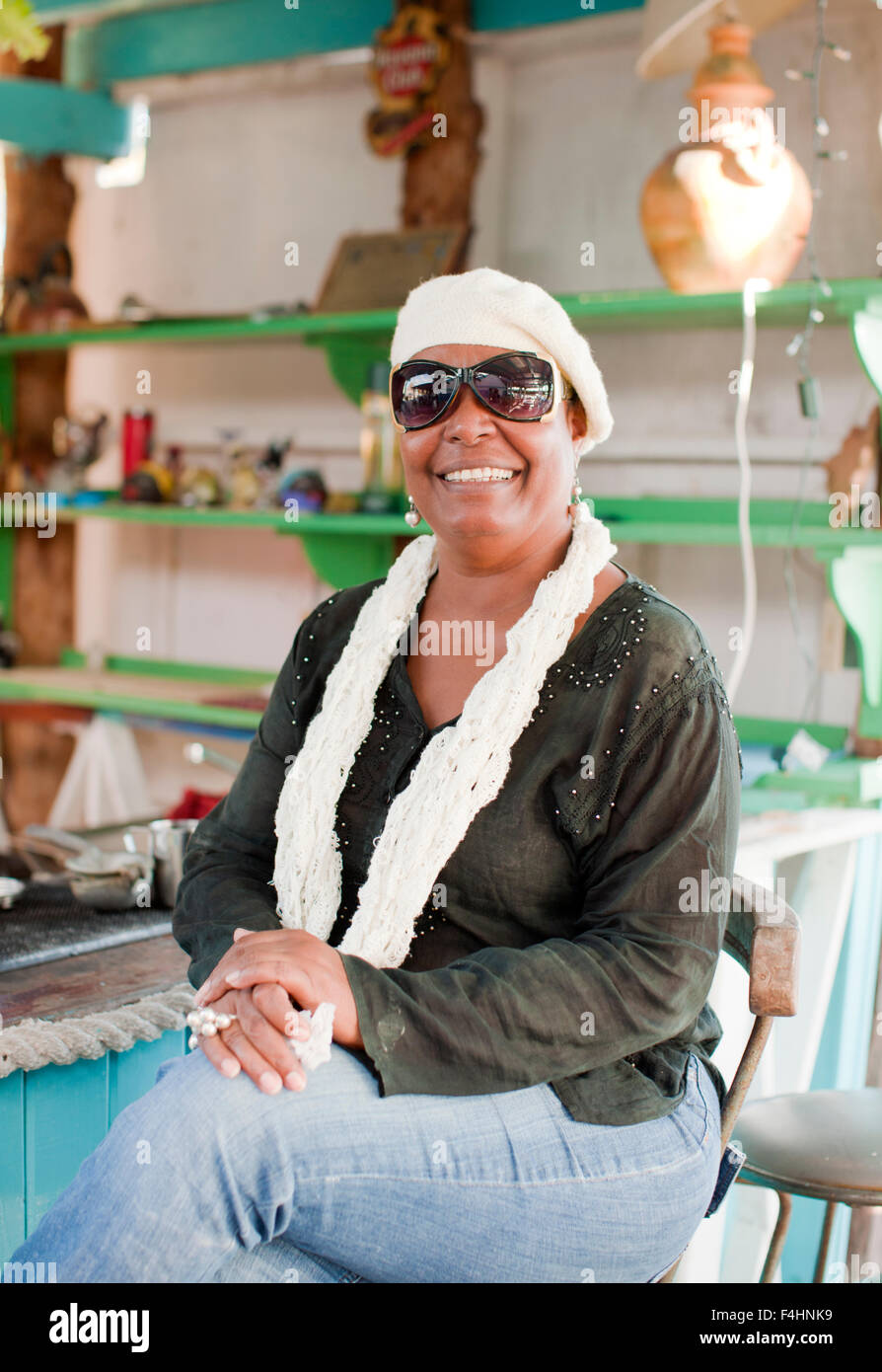 Le propriétaire d'El Varadero, une petite cabane de plage et bar restaurant cubain en plein air près de Macax Lagoon, Isla Mujeres, Mexique Banque D'Images