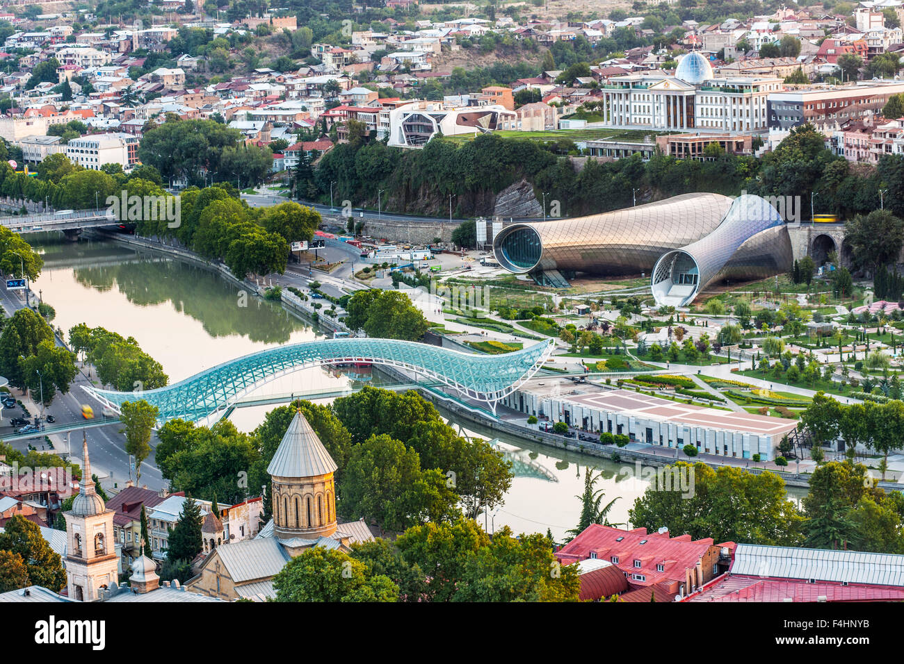 L'aube vue sur Tbilissi, capitale de la Géorgie, montrant l'Rike Park Theatre et le Peace Bridge enjambant la rivière Kura. Banque D'Images