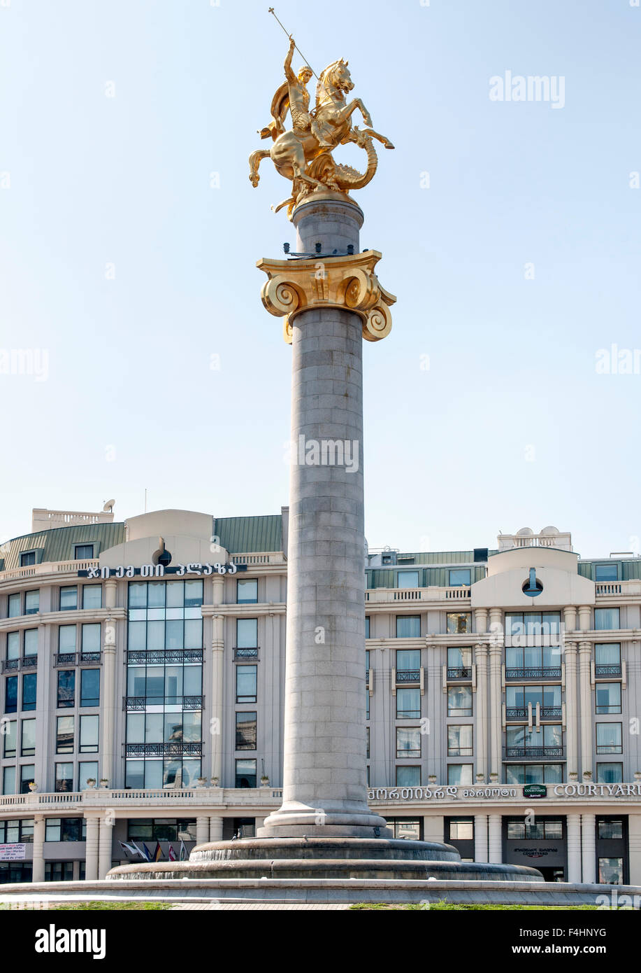 Liberté monument représentant St Georges terrassant un dragon en Tavisupleba (carrés) de la place de la liberté à Tbilissi, capitale de la Géorgie. Banque D'Images