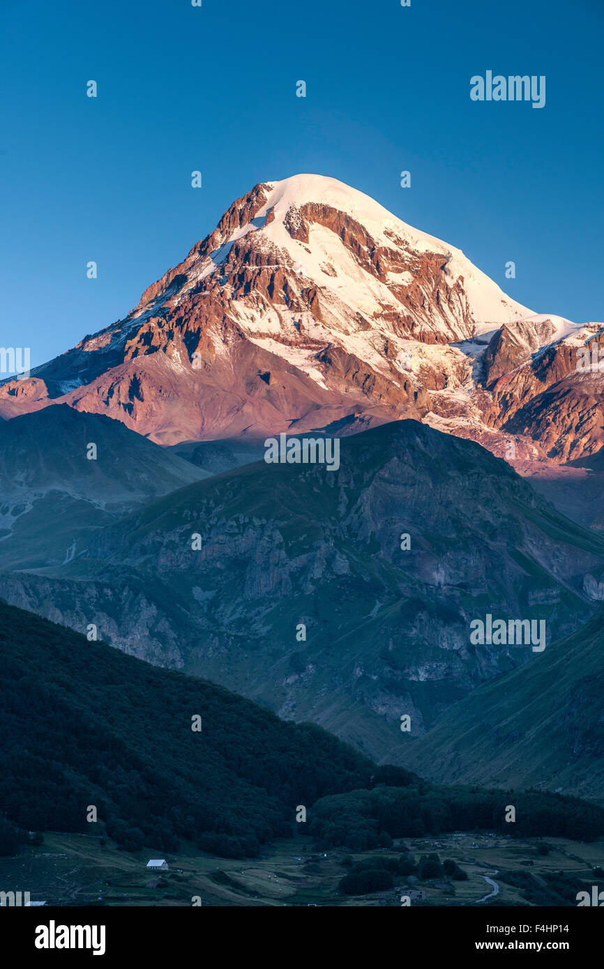 L'aube vue du Mont Kazbek (5047m) dans les montagnes du Caucase du nord de la Géorgie. Banque D'Images