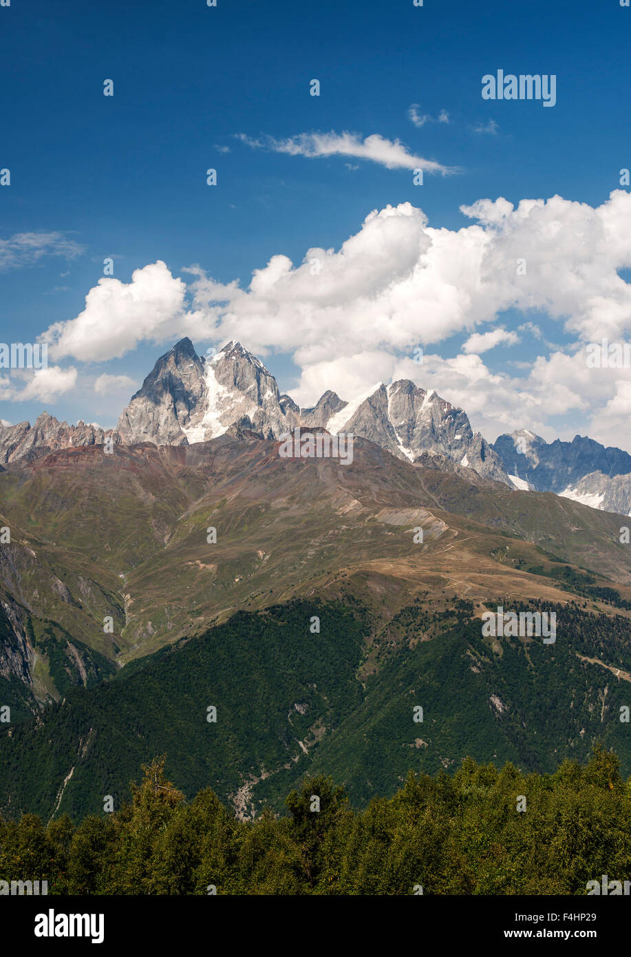 Les deux sommets du Mont Ushba (4710m) dans la région de Svaneti des montagnes du Caucase dans le nord-ouest de la Géorgie. Banque D'Images