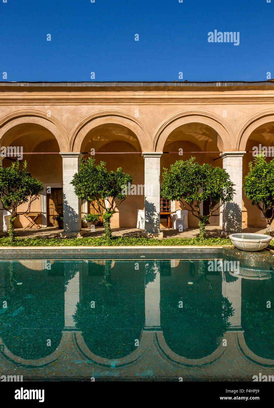 Arcades reflète dans l'eau d'une piscine. Banque D'Images