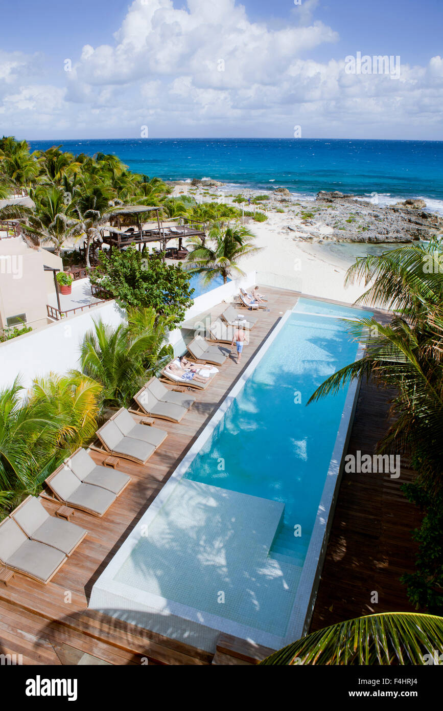 Le point de vue de la piscine à débordement en bord de Hotel Secreto, Isla Mujeres, Quintana Roo, Mexique. Banque D'Images