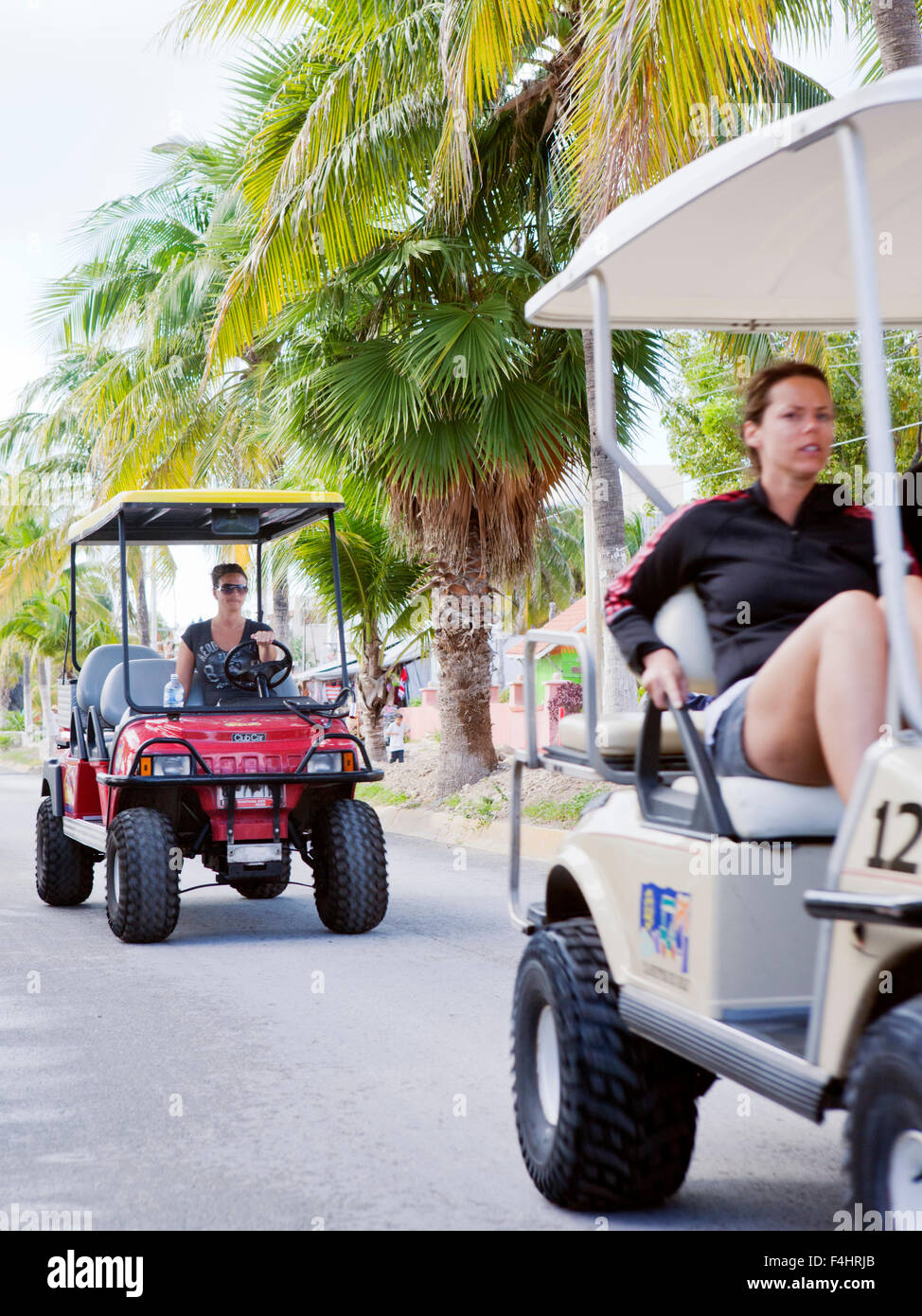 Les touristes sur les voiturettes de golf, Isla Mujeres. Les voiturettes de golf sont la source principale des transports sur l'île. Banque D'Images