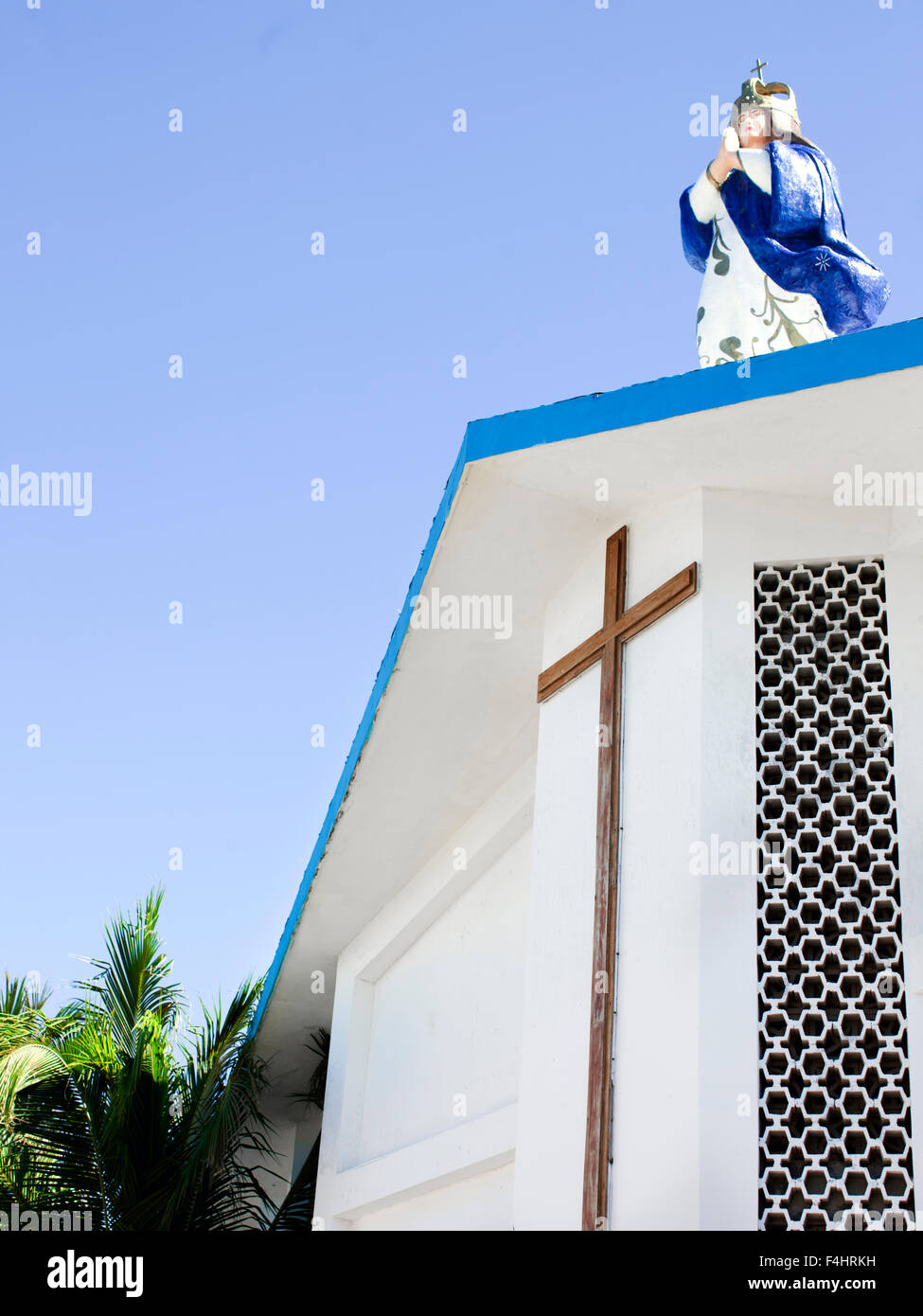 Statue de la Vierge Marie sur le toit de l'église de l'Immaculée Conception, Isla Mujeres, Mexique Banque D'Images