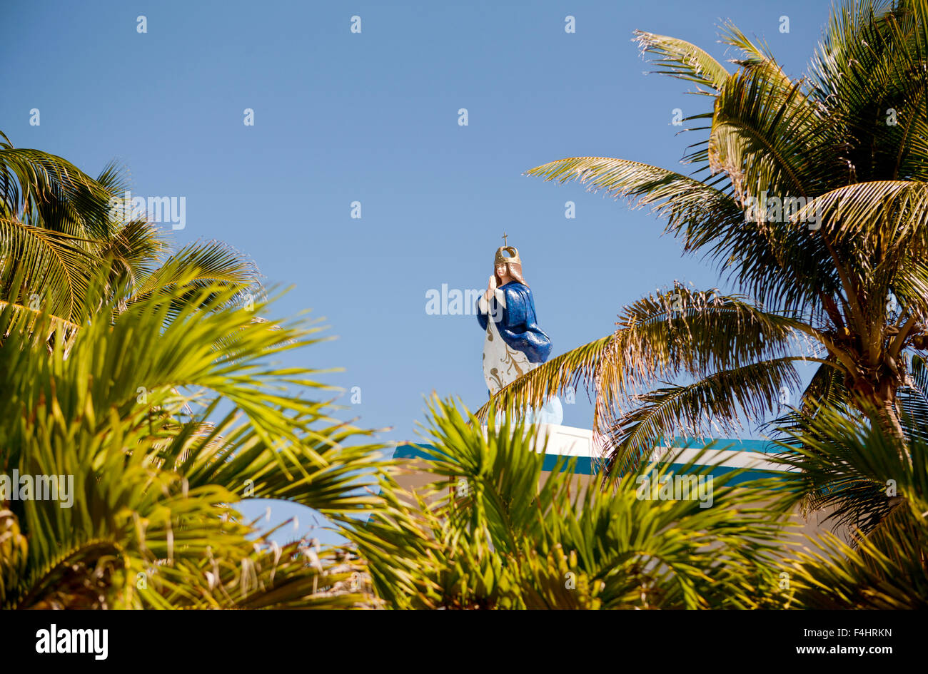 Statue de la Vierge Marie sur le toit de l'église de l'Immaculée Conception, Isla Mujeres, Mexique Banque D'Images
