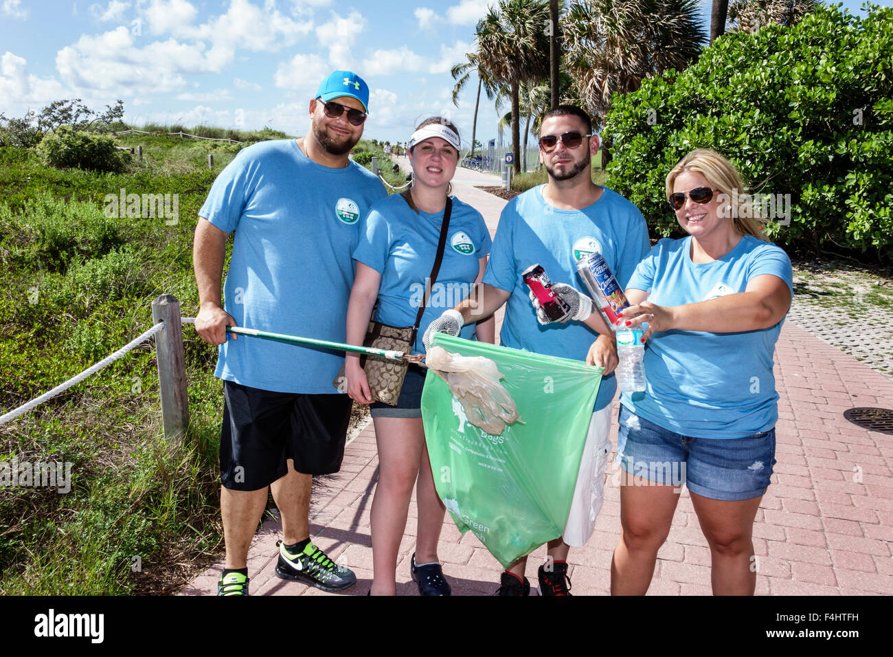 Miami Beach Florida,nettoyage,nettoyage,nettoyage,nettoyage,bénévoles bénévoles bénévoles travailleurs du travail,travail d'équipe travaillant ensemble pour aider à prêter,hel Banque D'Images