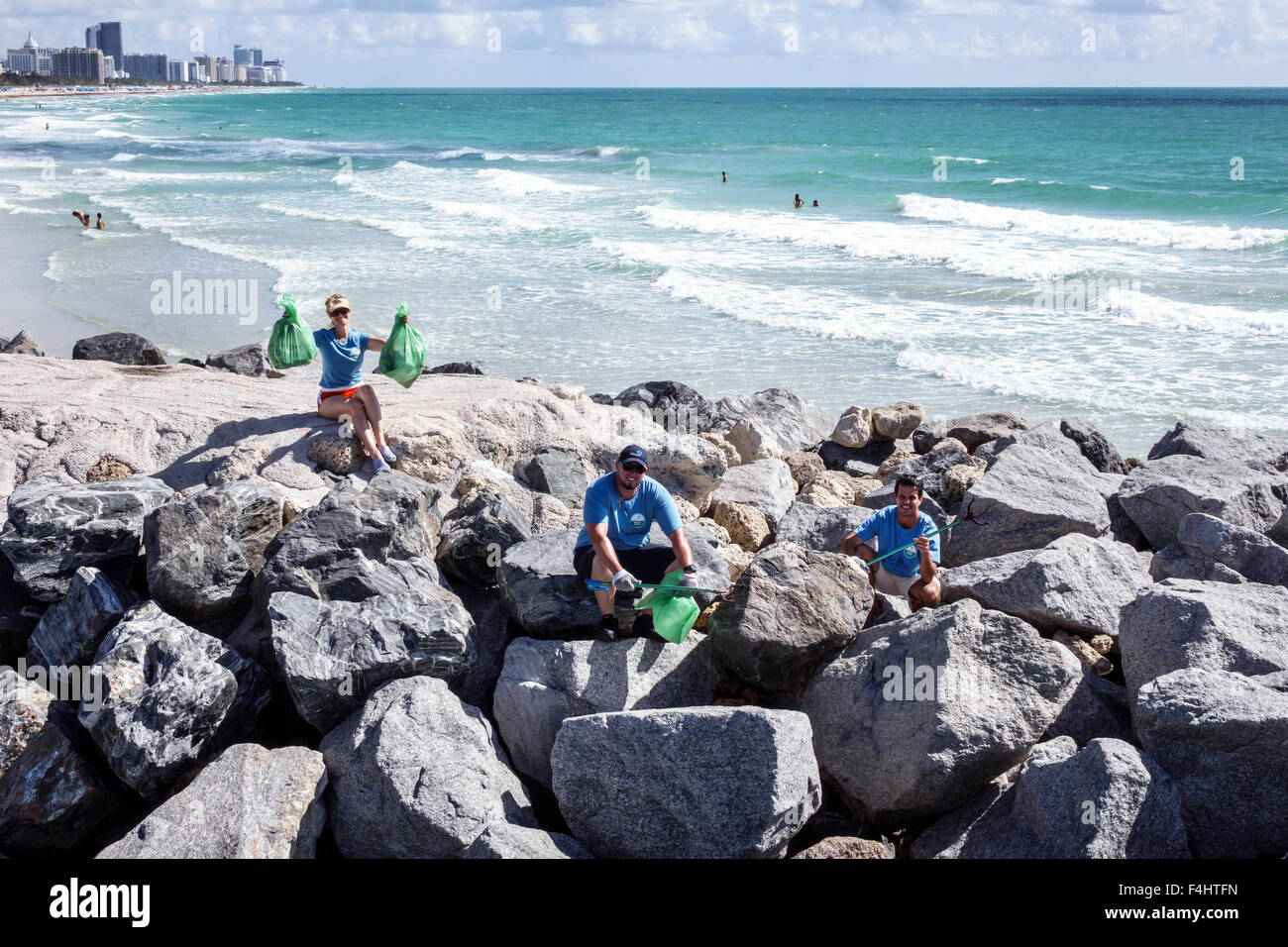 Miami Beach Florida,nettoyage,nettoyage,nettoyage,nettoyage,bénévoles bénévoles bénévoles travailleurs du travail,travail d'équipe travaillant ensemble pour aider à prêter,hel Banque D'Images
