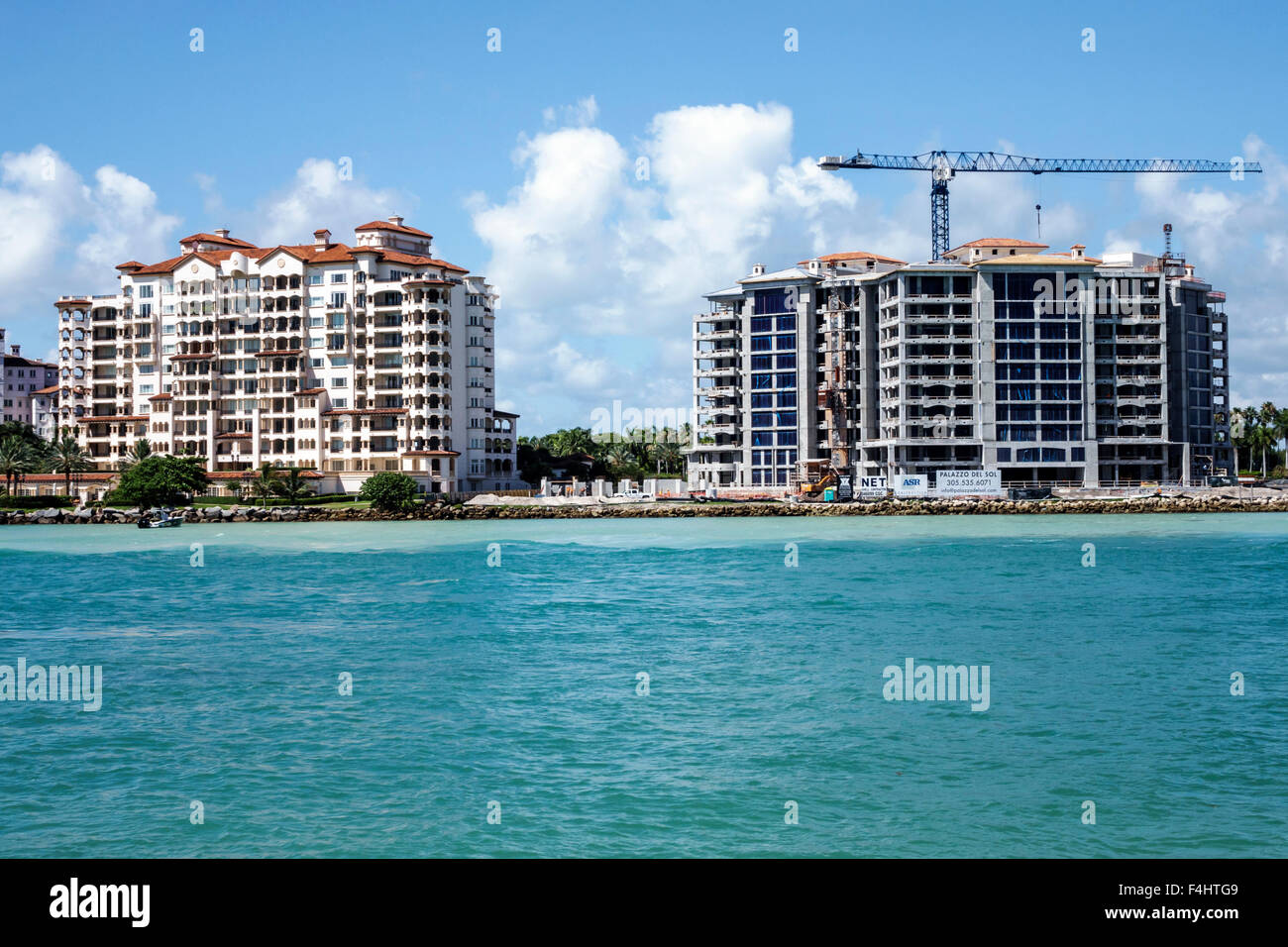 Miami Beach Florida,Biscayne Bay,Government Cut,Fisher Island,condominiums,en chantier,grue,FL150615017 Banque D'Images