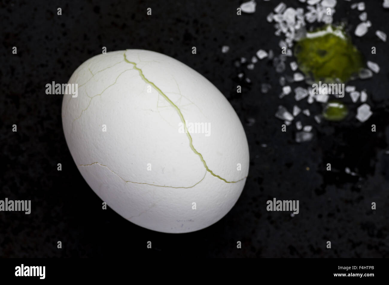 Avec des oeufs coquille craquelée sur fond noir Banque D'Images