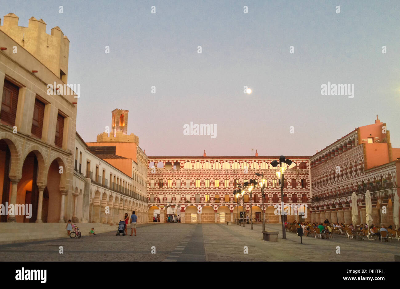 BADAJOZ, ESPAGNE - 27 août 2015 : La tombée de la lune en haute Square, Plaza Alta sur Badajoz, 27 août 2015 Banque D'Images
