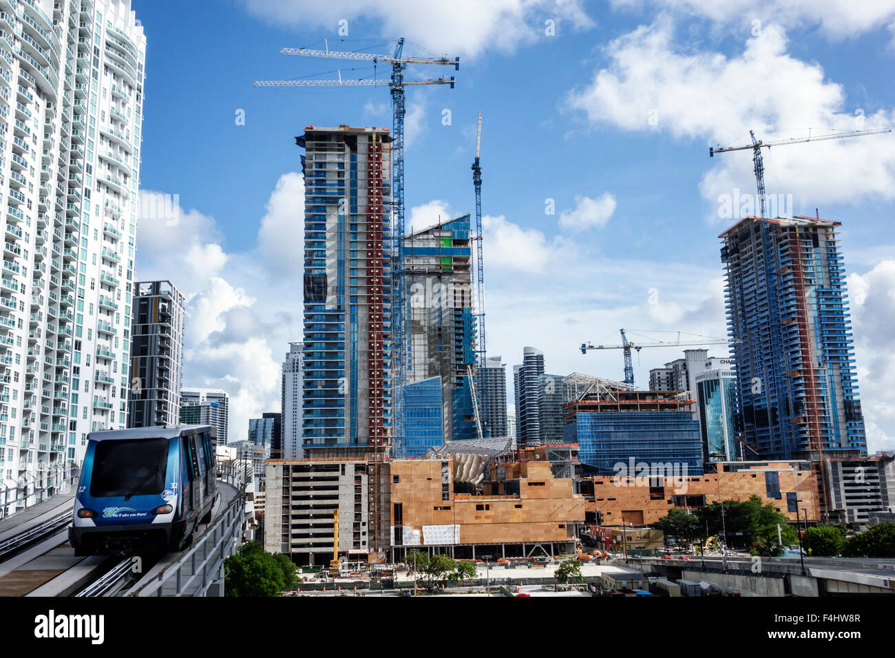 Miami Florida,centre-ville,Metromover,navette gratuite, développement économique, immeubles, sous les chantiers de construction, grues, Brickell Financial District,FL1506 Banque D'Images