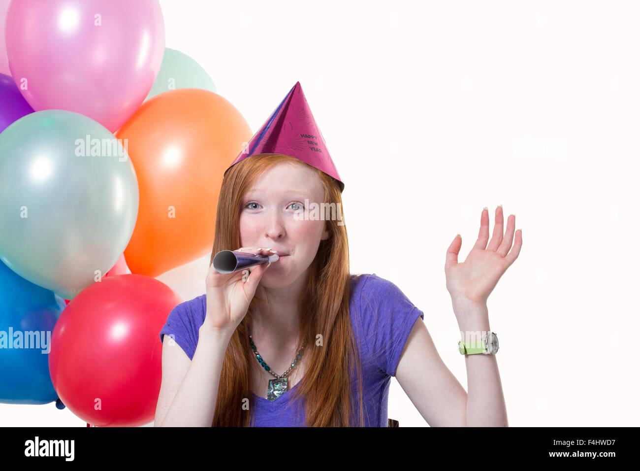 Jeune fille à célébrer un anniversaire Fond blanc Banque D'Images