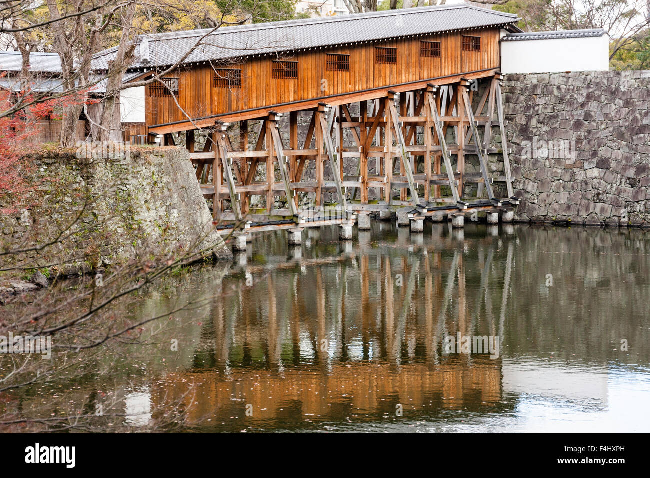 Le Japon, château de Wakayama. Ohashiroka, pont reconstruit un rare exemple d'un pont au clos couvert de douves Diamyo's l'utilisation privée. Banque D'Images