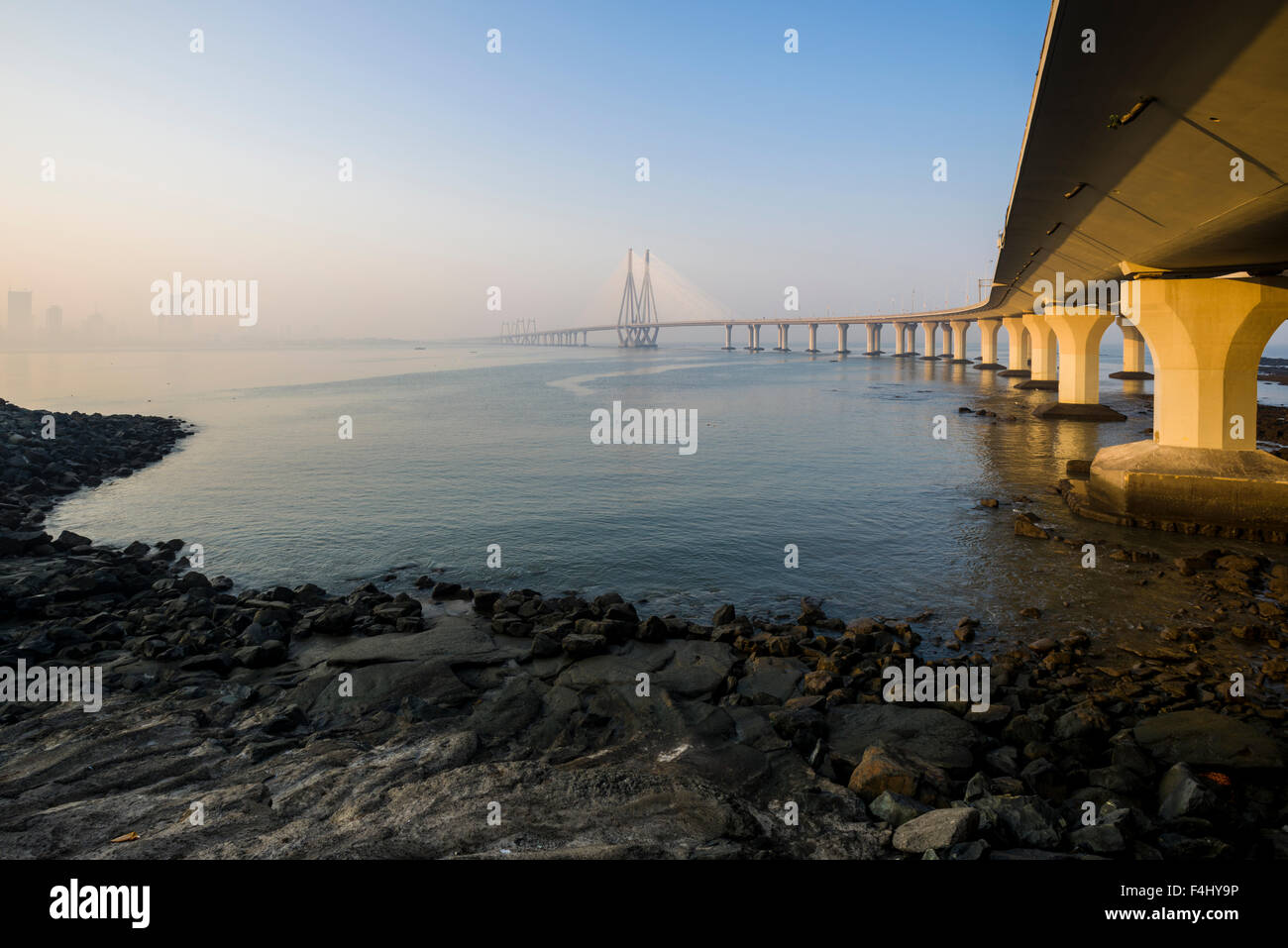 Le lien de la mer Bandra–Worli, officiellement appelé lien de la mer Rajiv Gandhi, est un pont à câbles avec du béton précontraint vi Banque D'Images