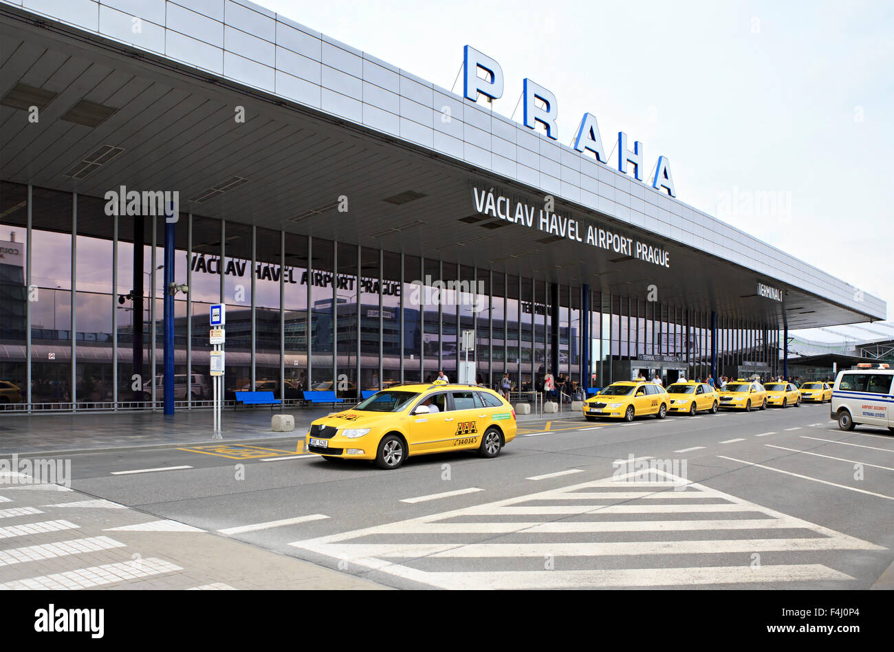 Taxi près de l'Aéroport International de Prague. Banque D'Images