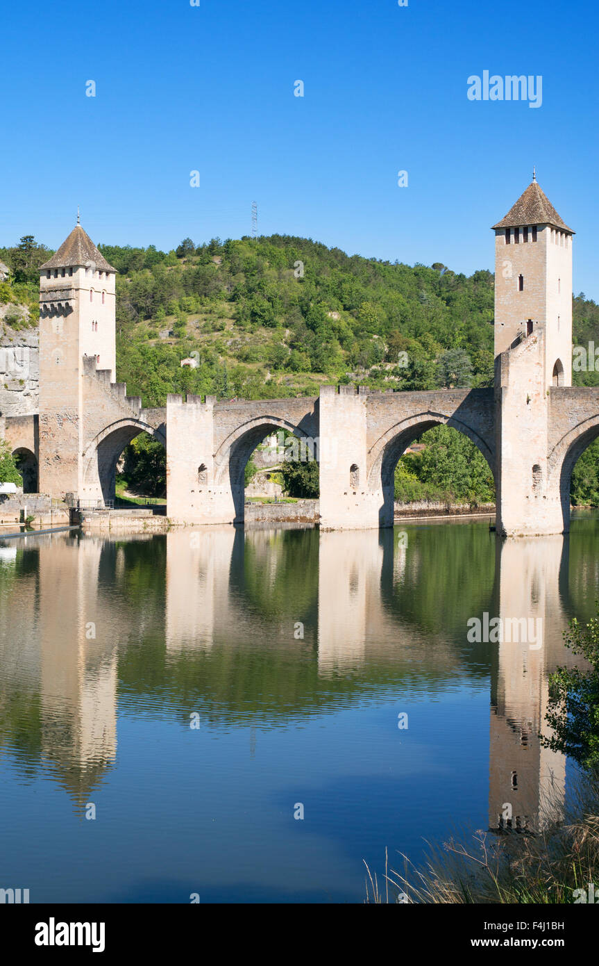 Pont Valentré fortifié d'une arche en pierre pont sur la rivière du Lot Cahors, France, Europe Banque D'Images