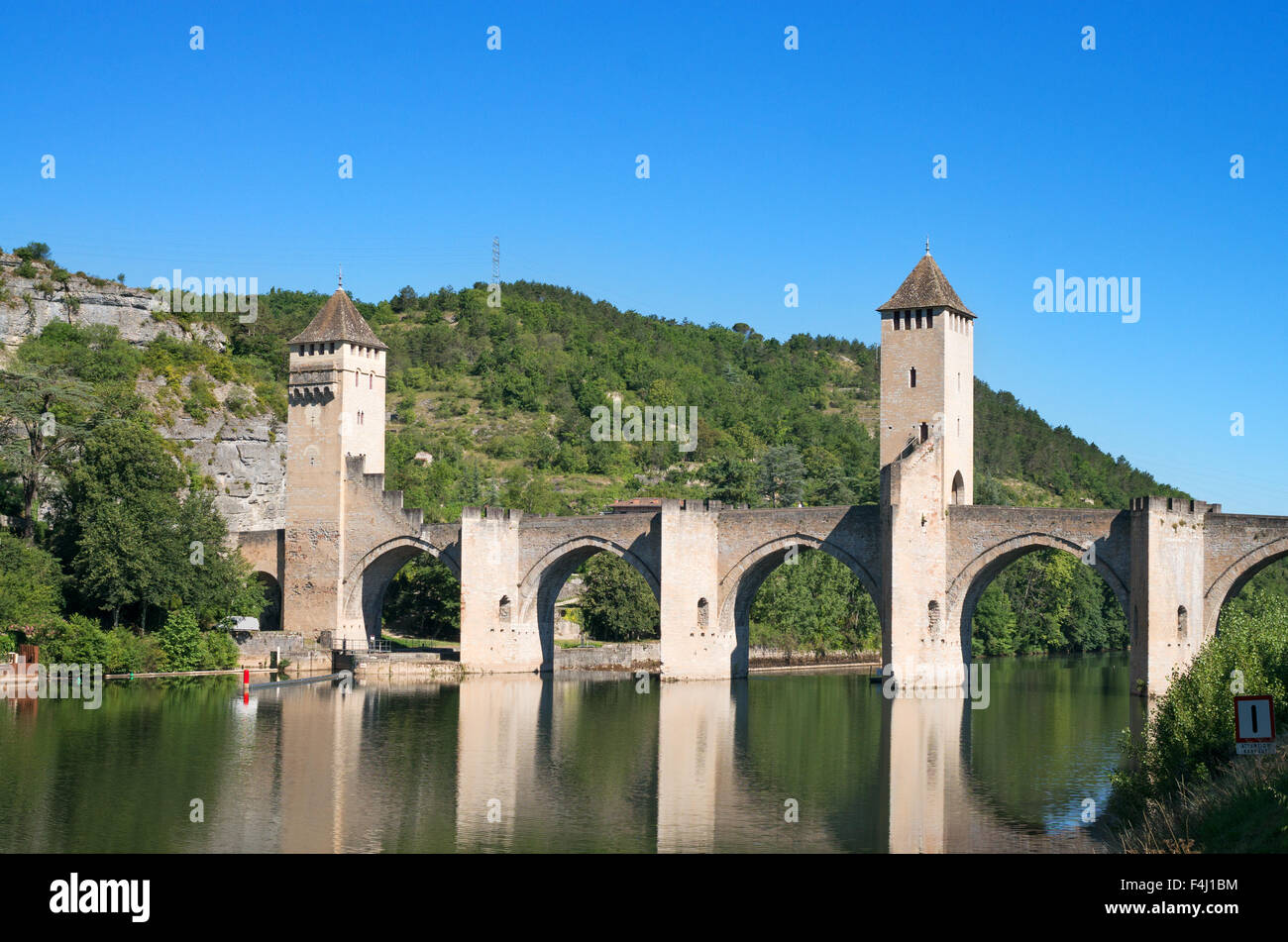 Pont Valentré fortifié d'une arche en pierre pont sur la rivière du Lot Cahors, France, Europe Banque D'Images