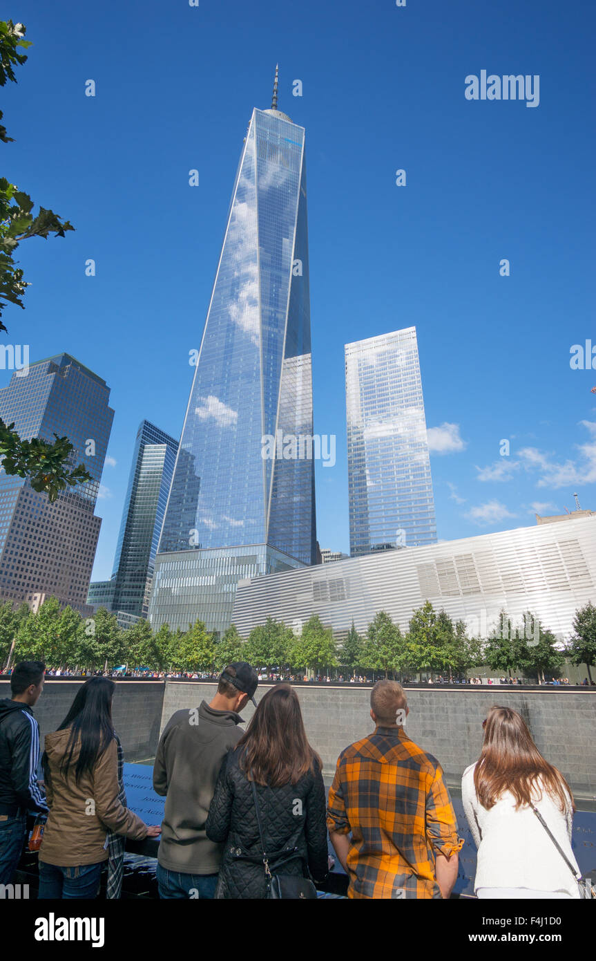 Groupe de visiteurs à la 9/11 memorial avec One World Trade Centre en arrière-plan, Manhattan, NYC, New York, USA Banque D'Images