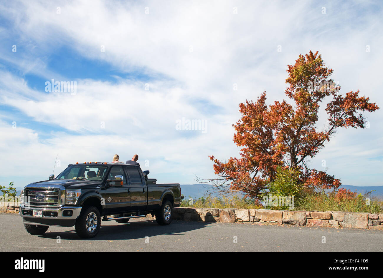 Un couple d'admirer la vallée de Shenandoah à partir de leur camionnette le long de la Skyline Drive, Shenandoah National Park, Virginia, USA Banque D'Images