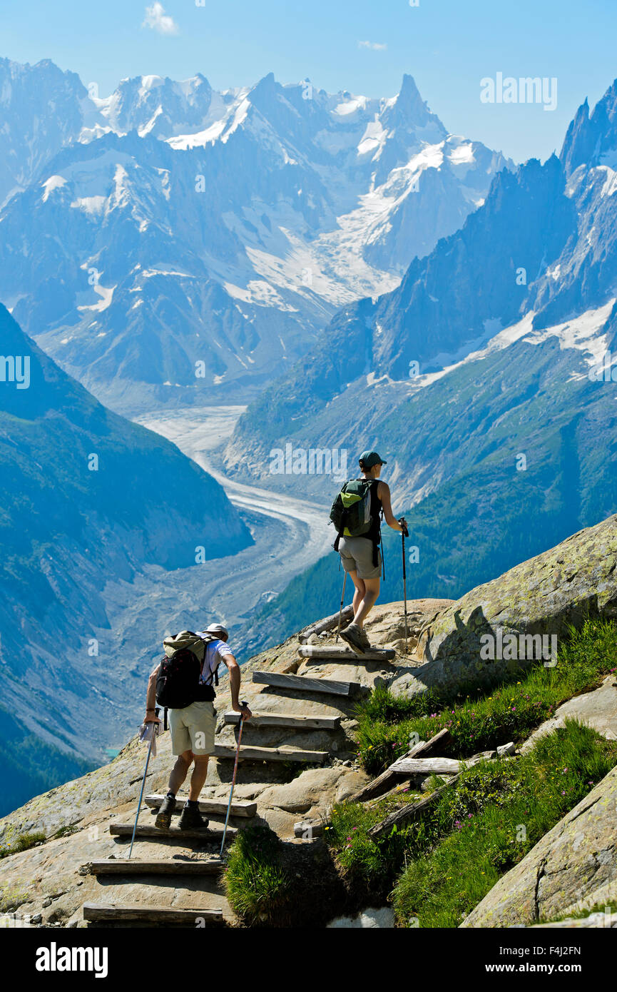 Les randonneurs dans la réserve naturelle nationale des Aiguilles Rouges, vue sur les sommets les Grandes Jorasses et Dent du Géant, à Chamonix, France Banque D'Images