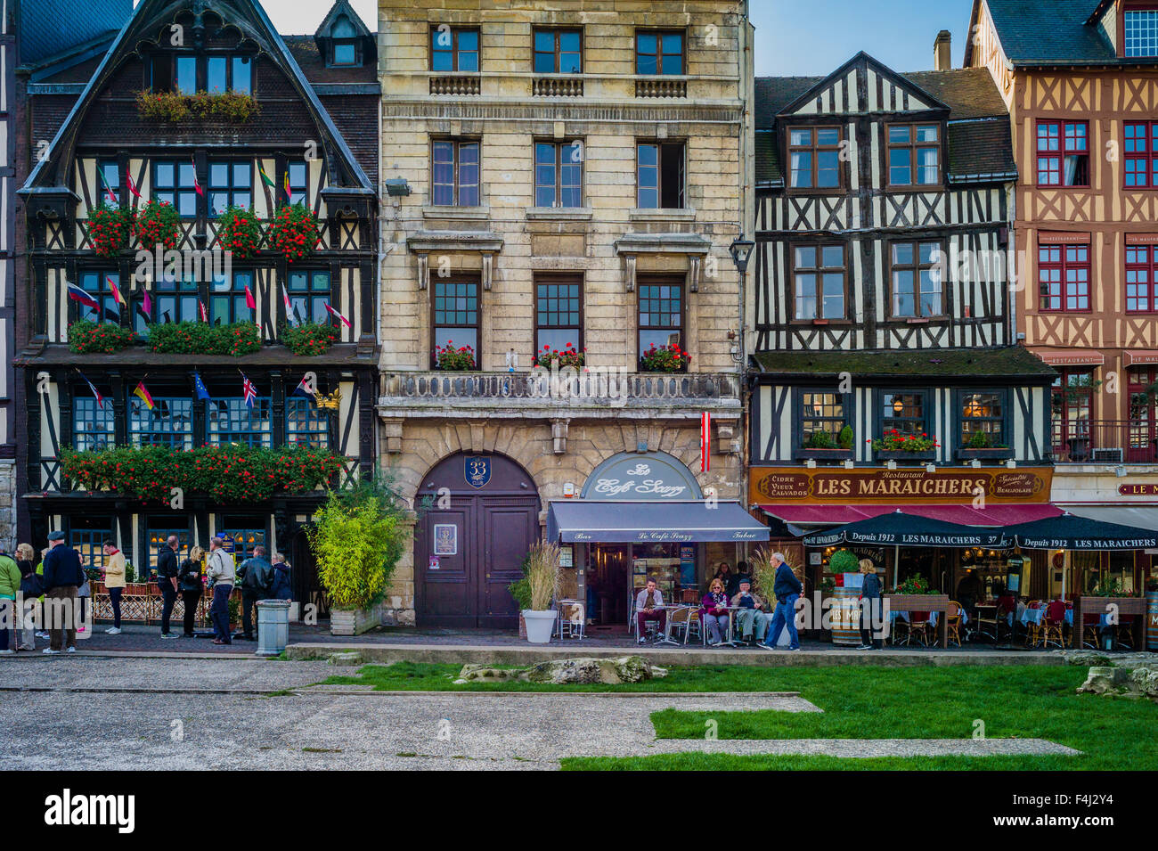 Ligne de bâtiments historiques de la Place du Vieux Marché à Rouen, France. Banque D'Images