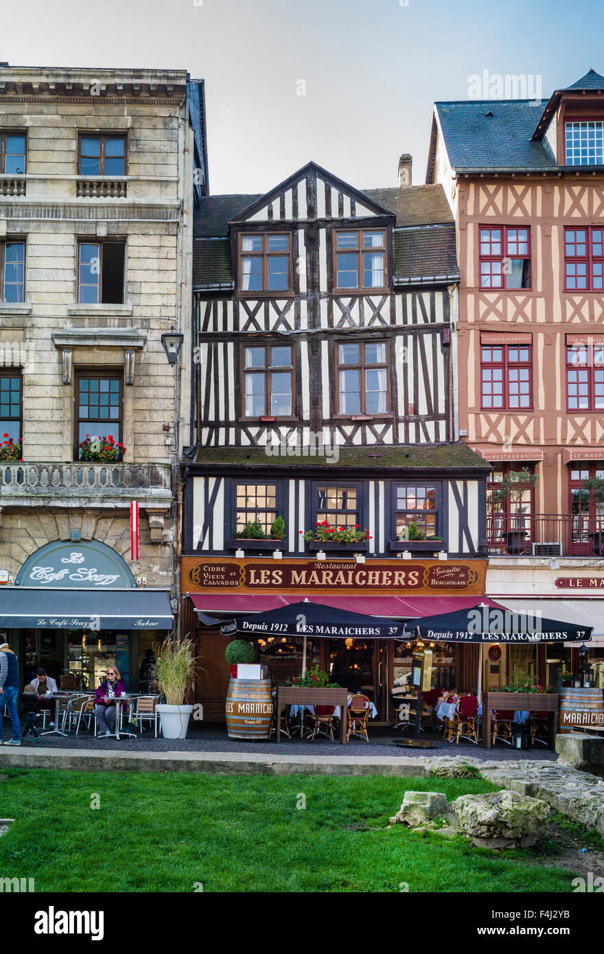 Ligne de bâtiments historiques l'historique place du Vieux Marché à Rouen, France. Banque D'Images