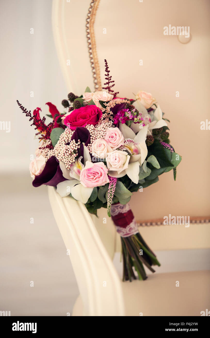 Mariage bouquet de roses rouges et roses et de pivoines Banque D'Images Mariage bouquet de roses rouges et roses et de pivoines Banque D'Images