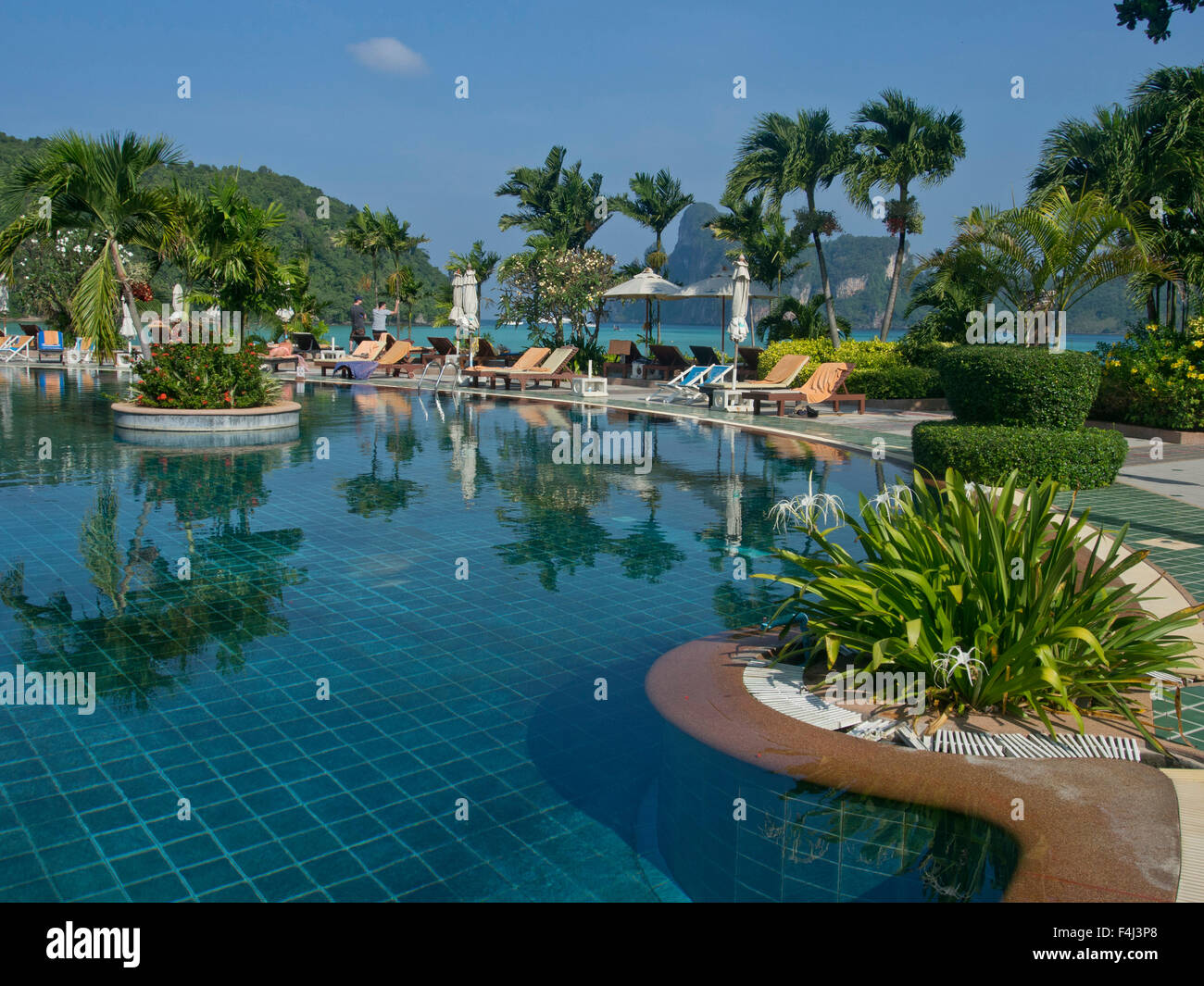 Hôtel de luxe sur une plage des îles Phi Phi, la mer d'Andaman, en Thaïlande, en Asie du Sud-Est, l'Asie Banque D'Images