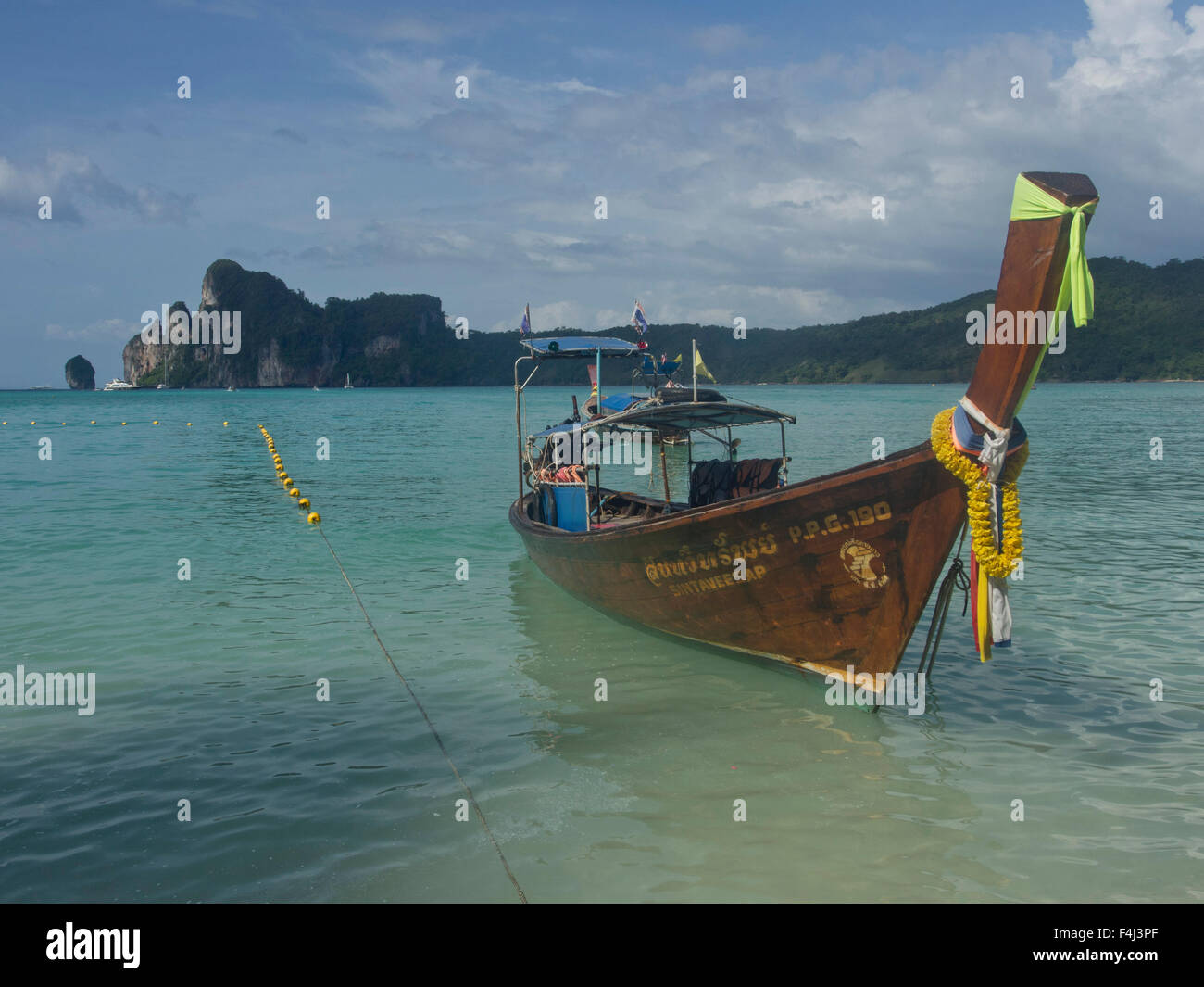 Les touristes en bateau dans les îles Phi Phi, la mer d'Andaman, en Thaïlande, en Asie du Sud-Est, l'Asie Banque D'Images