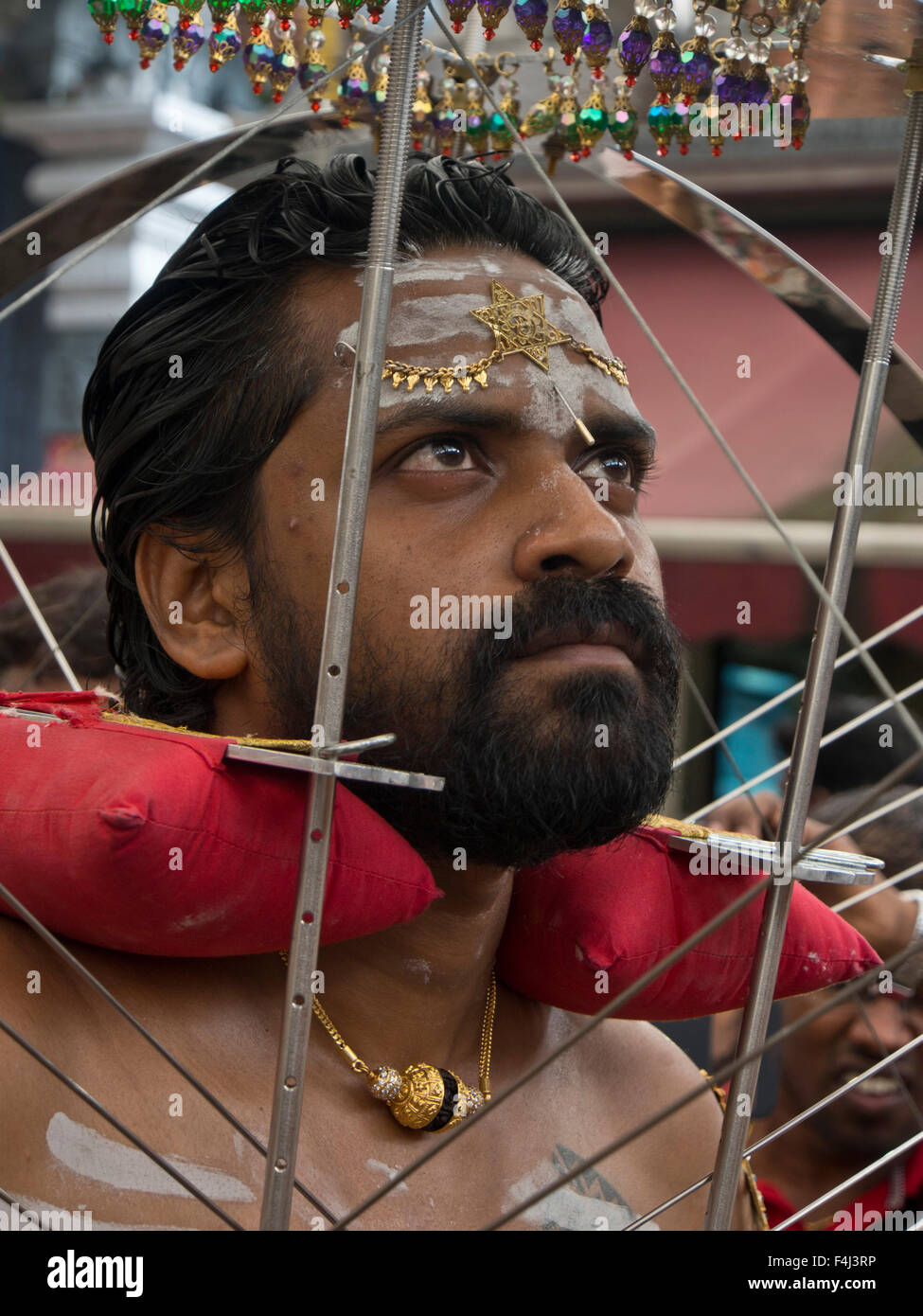 Dévot avec corps percé de brochettes, tamoul hindou Thaipusam festival célébré dans Little India, Singapour, en Asie du sud-est Banque D'Images