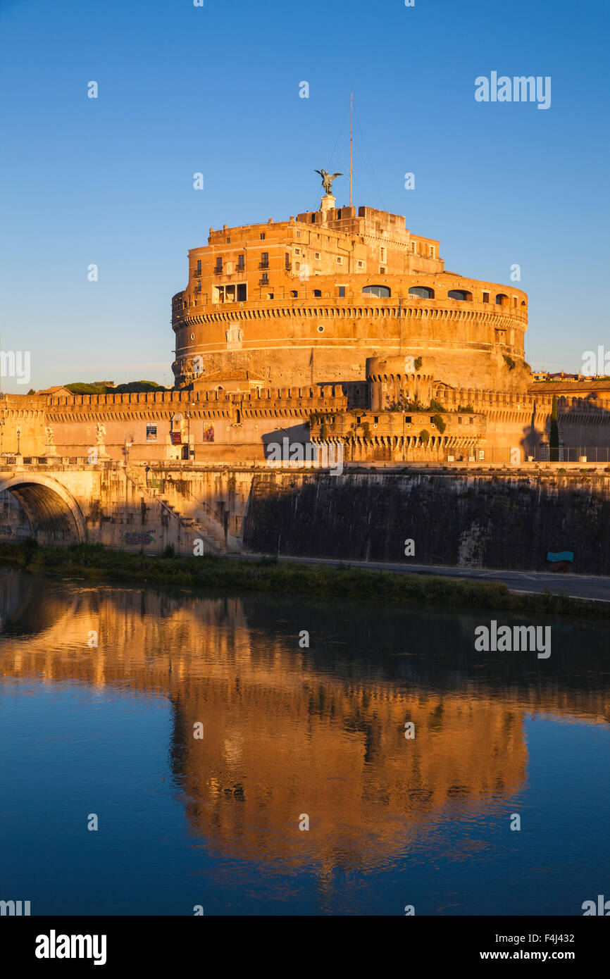 Vue de Saint Angelo pont sur le Tibre et le château St Angelo (Mausolée d'Hadrien), Rome, Latium, Italie, Europe Banque D'Images