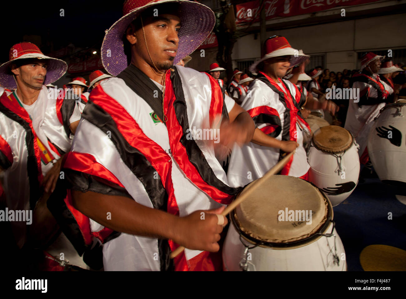 Murgas traditionnel et les écoles de samba au cours de la procession Llamadas qui lance le carnaval de Montevideo, Uruguay Banque D'Images