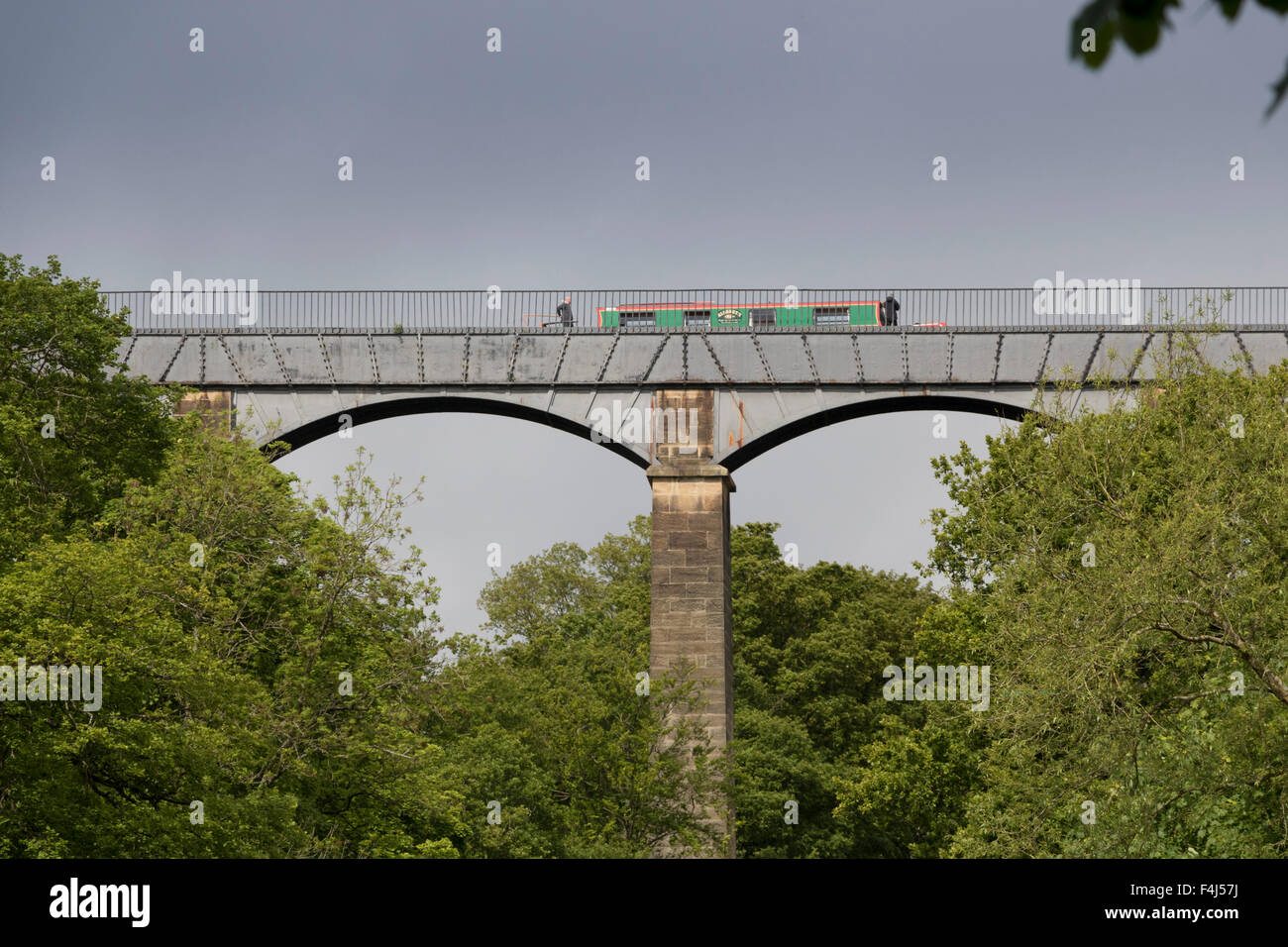 Un bateau étroit traversant le pont-canal de Pontcysyllte, l'UNESCO, le canal de Llangollen, comté de Wrexham, Wales, Royaume-Uni Banque D'Images