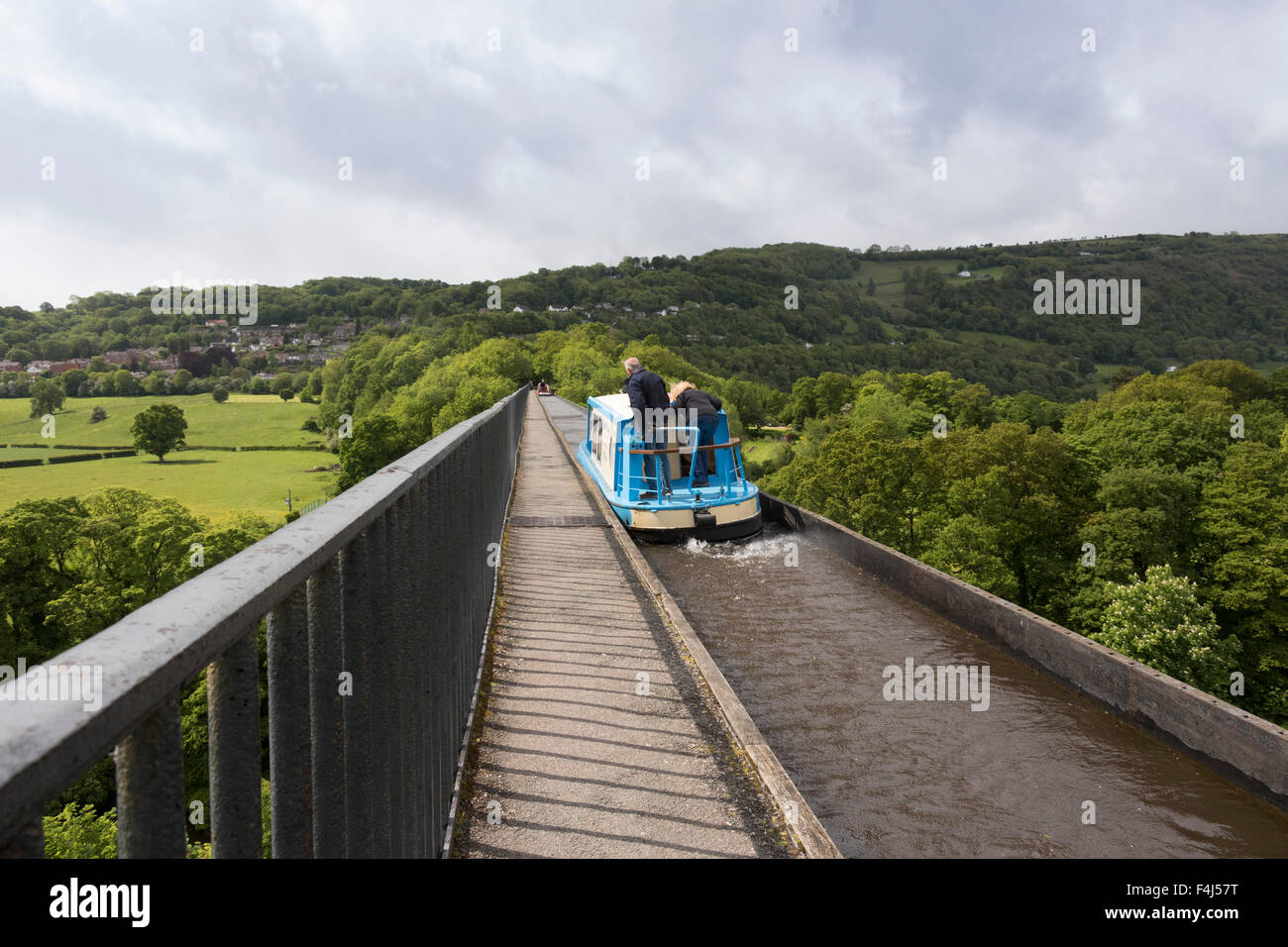 Un bateau étroit traversant le pont-canal de Pontcysyllte, l'UNESCO, le canal de Llangollen, comté de Wrexham, Wales, Royaume-Uni Banque D'Images