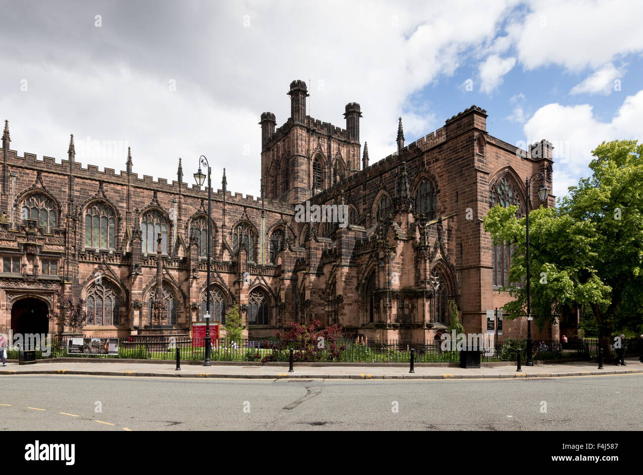 La cathédrale de Chester, tour et transept sud du sud-ouest, Chester, Cheshire, Angleterre, Royaume-Uni, Europe Banque D'Images