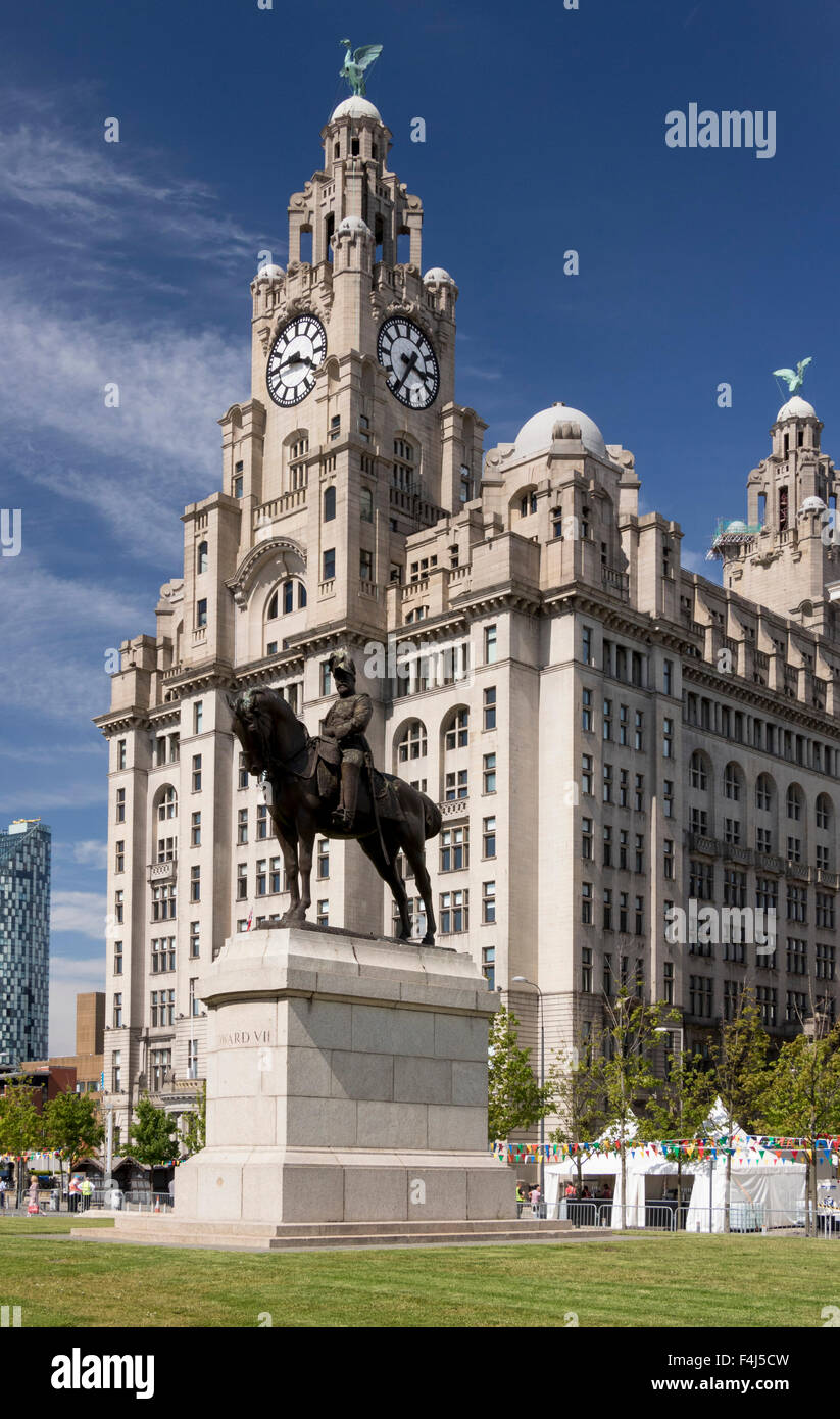 Le Royal Liver Building, UNESCO World Heritage Site, et statue d'Edouard VII, Liverpool, Merseyside, England, United Kingdom Banque D'Images