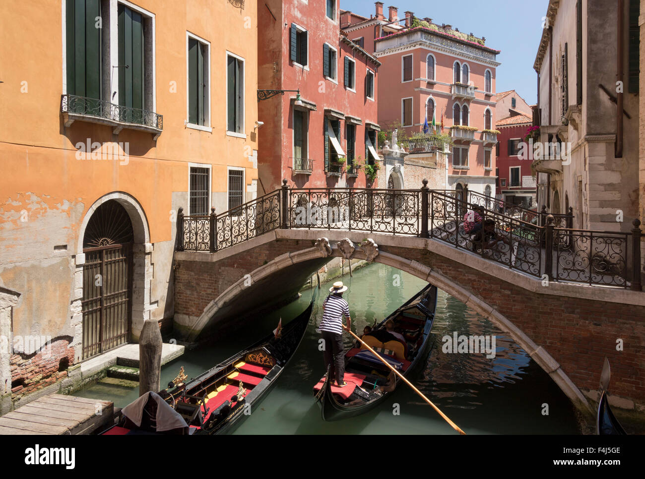 Gondola passant sous un pont au-dessus d'un petit canal, Venise, UNESCO World Heritage Site, Vénétie, Italie, Europe Banque D'Images