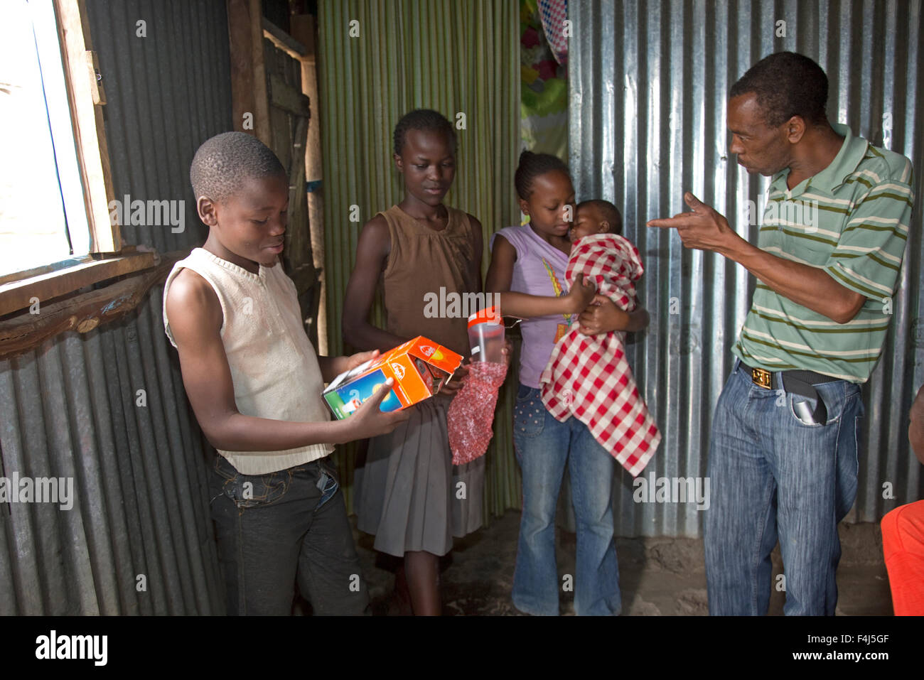 Le don d'une travailleuse de la lumière solaire aux enfants africains Kamere Lake Naivasha au Kenya Banque D'Images