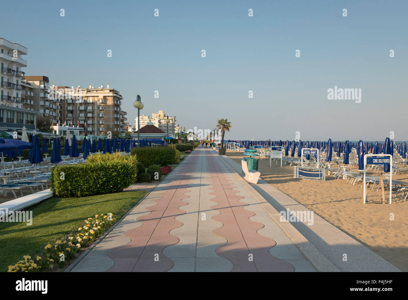 La promenade et la plage, Lido di Jesolo, Venice, Veneto, Italy, Europe Banque D'Images